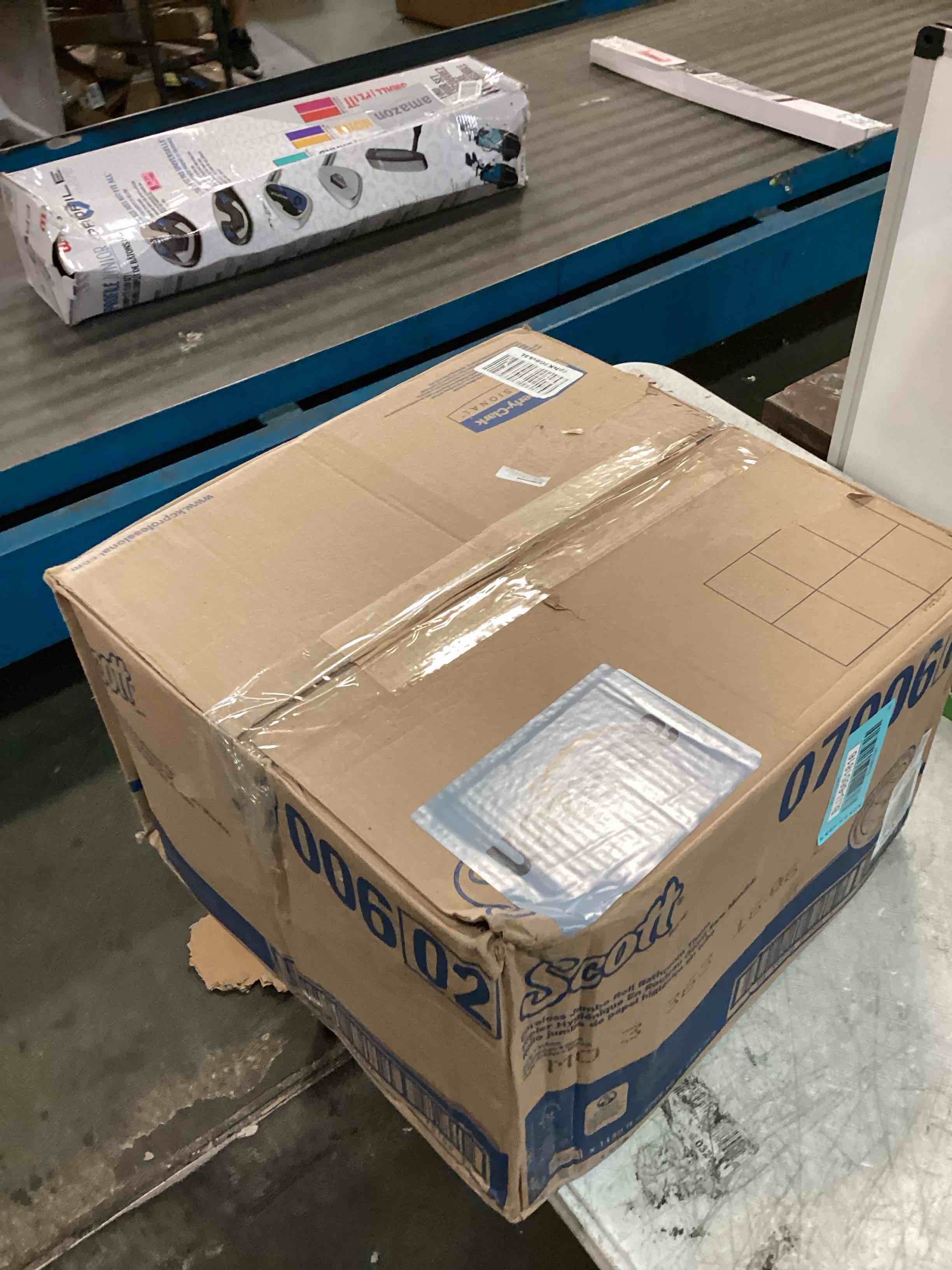 https://s3.amazonaws.com/lotting-images-prod/bidfta/BLU6651816_1720022682202.jpeg