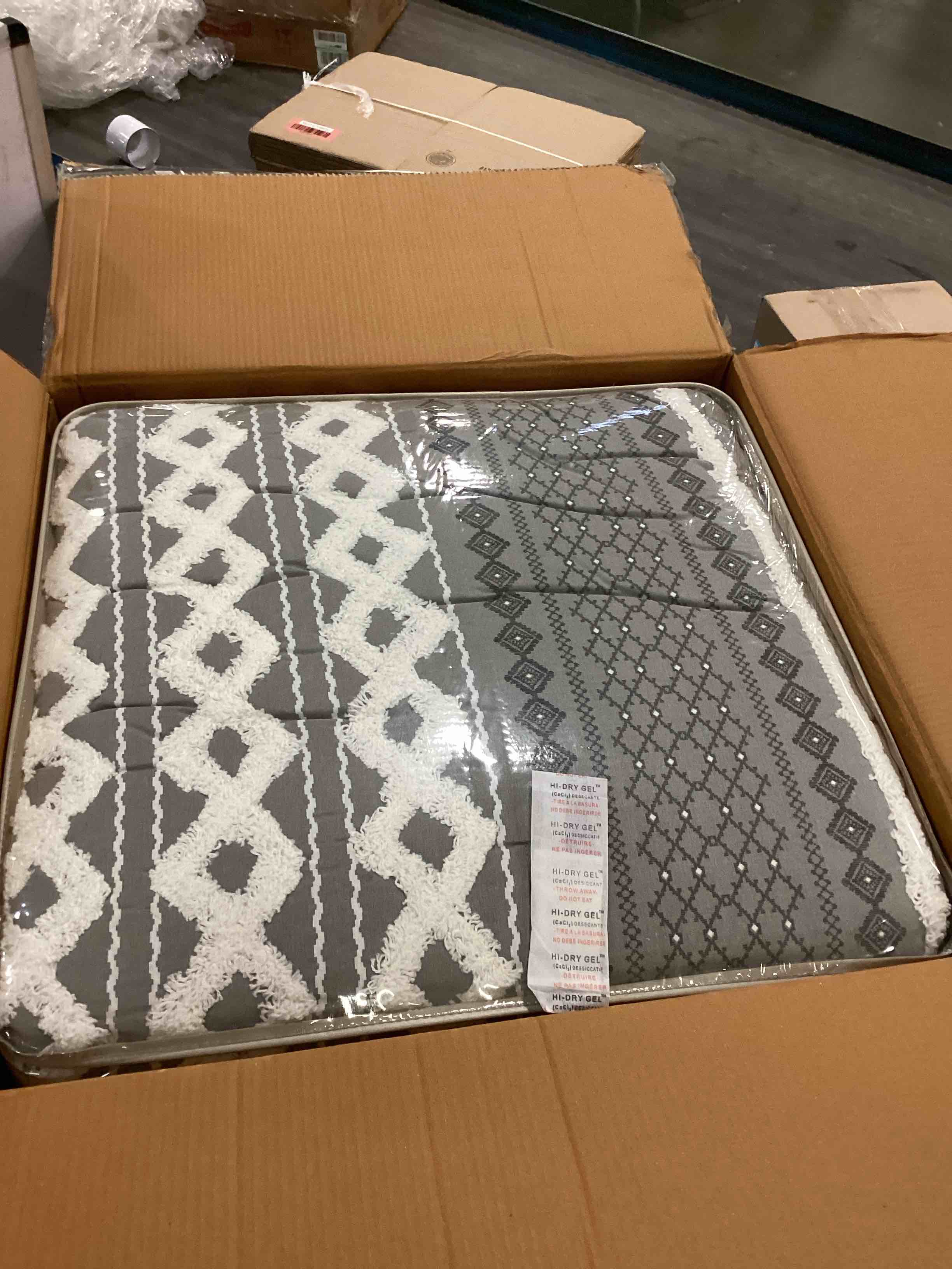 https://s3.amazonaws.com/lotting-images-prod/bidfta/BLU6652990_1720005583517.jpeg
