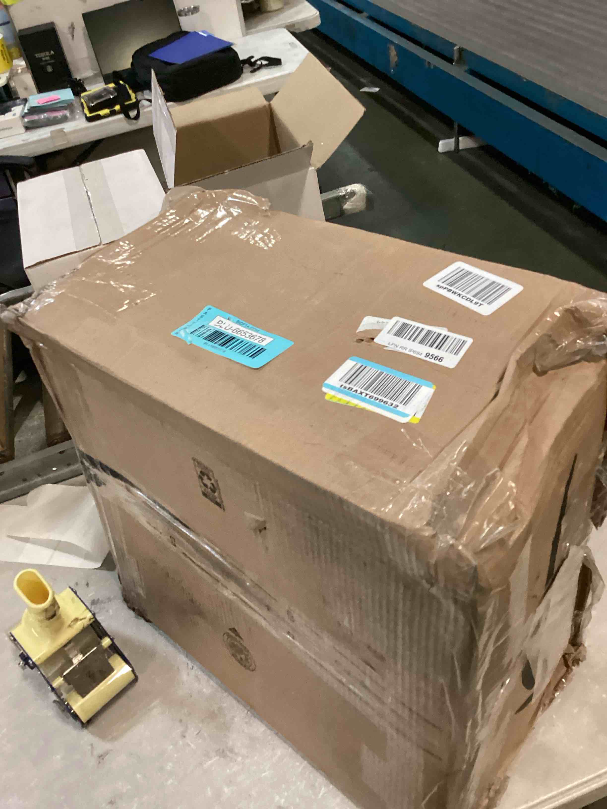 https://s3.amazonaws.com/lotting-images-prod/bidfta/BLU6653678_1720469030296.jpeg