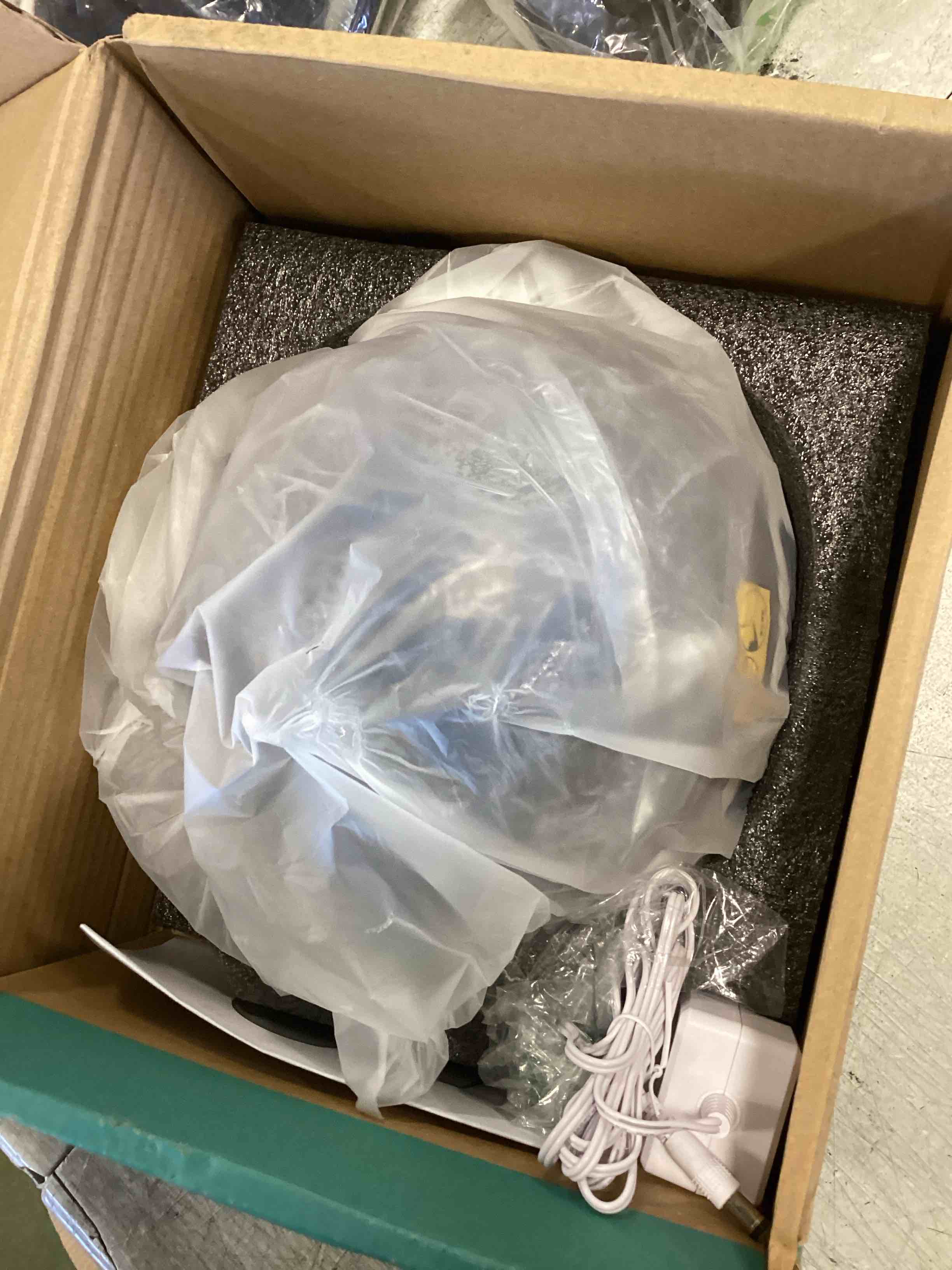 https://s3.amazonaws.com/lotting-images-prod/bidfta/BLU6655039_1719855492346.jpeg