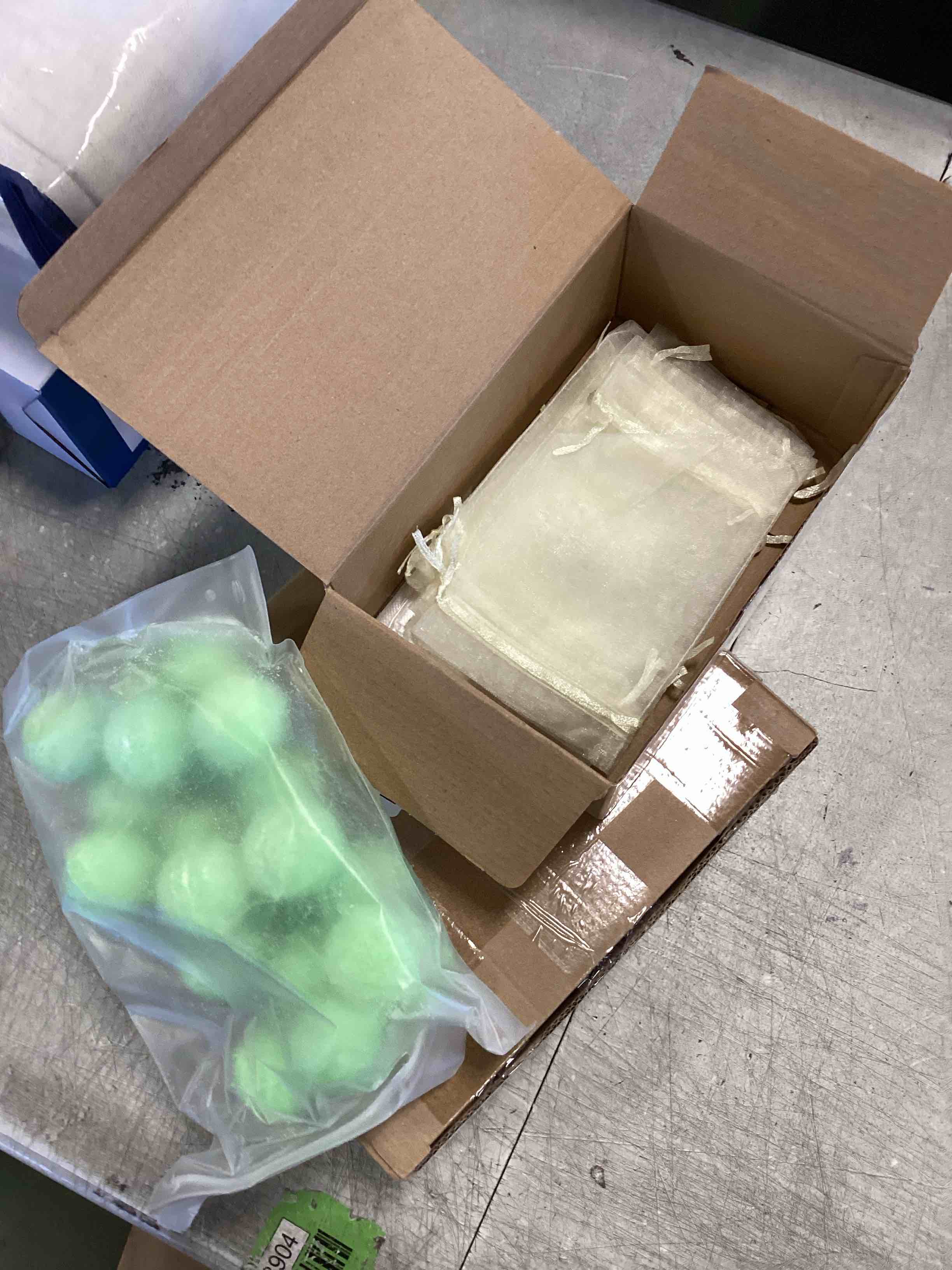 https://s3.amazonaws.com/lotting-images-prod/bidfta/BLU6655070_1719859090703.jpeg