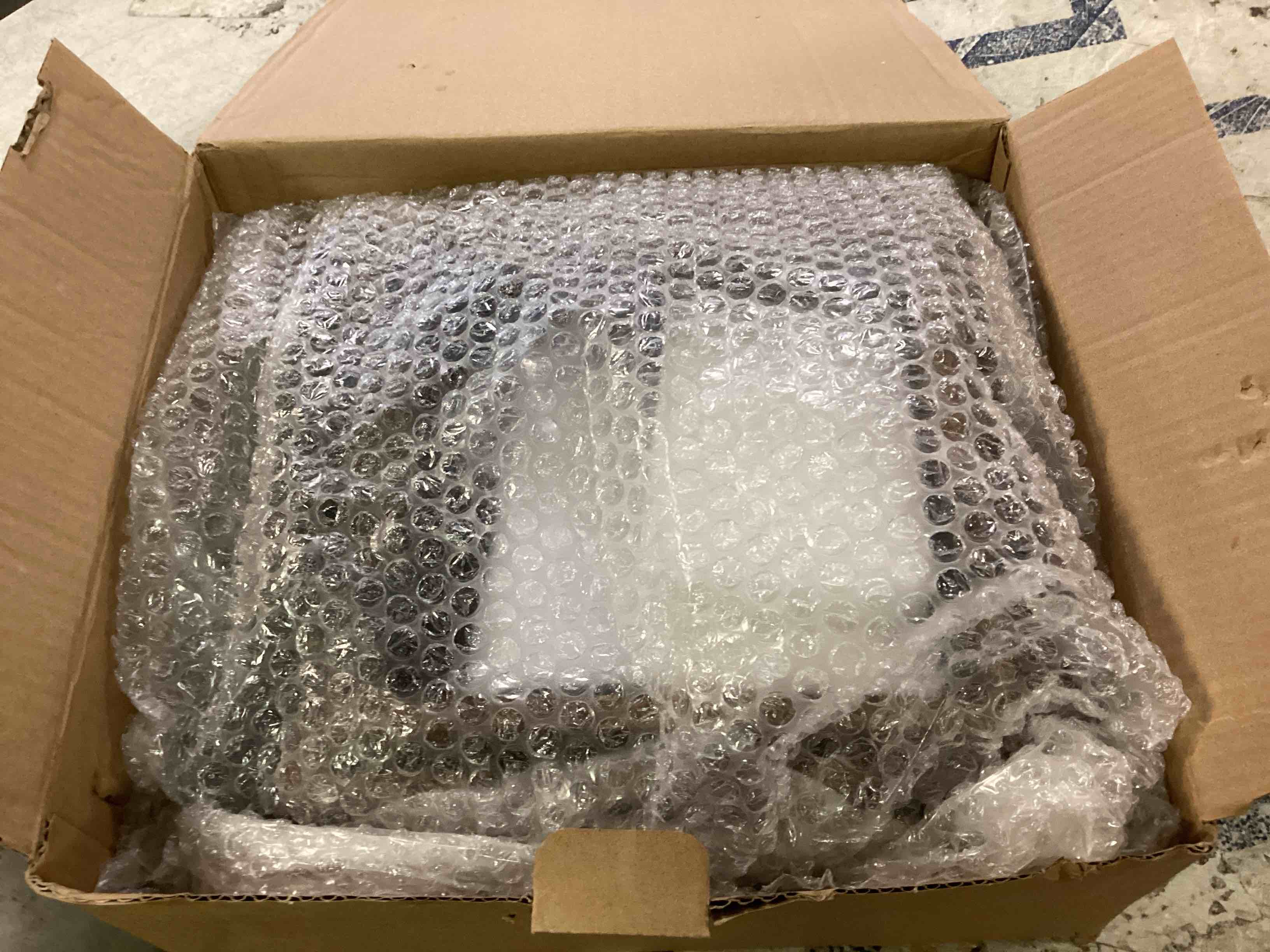 https://s3.amazonaws.com/lotting-images-prod/bidfta/BLU6658973_1720030725902.jpeg