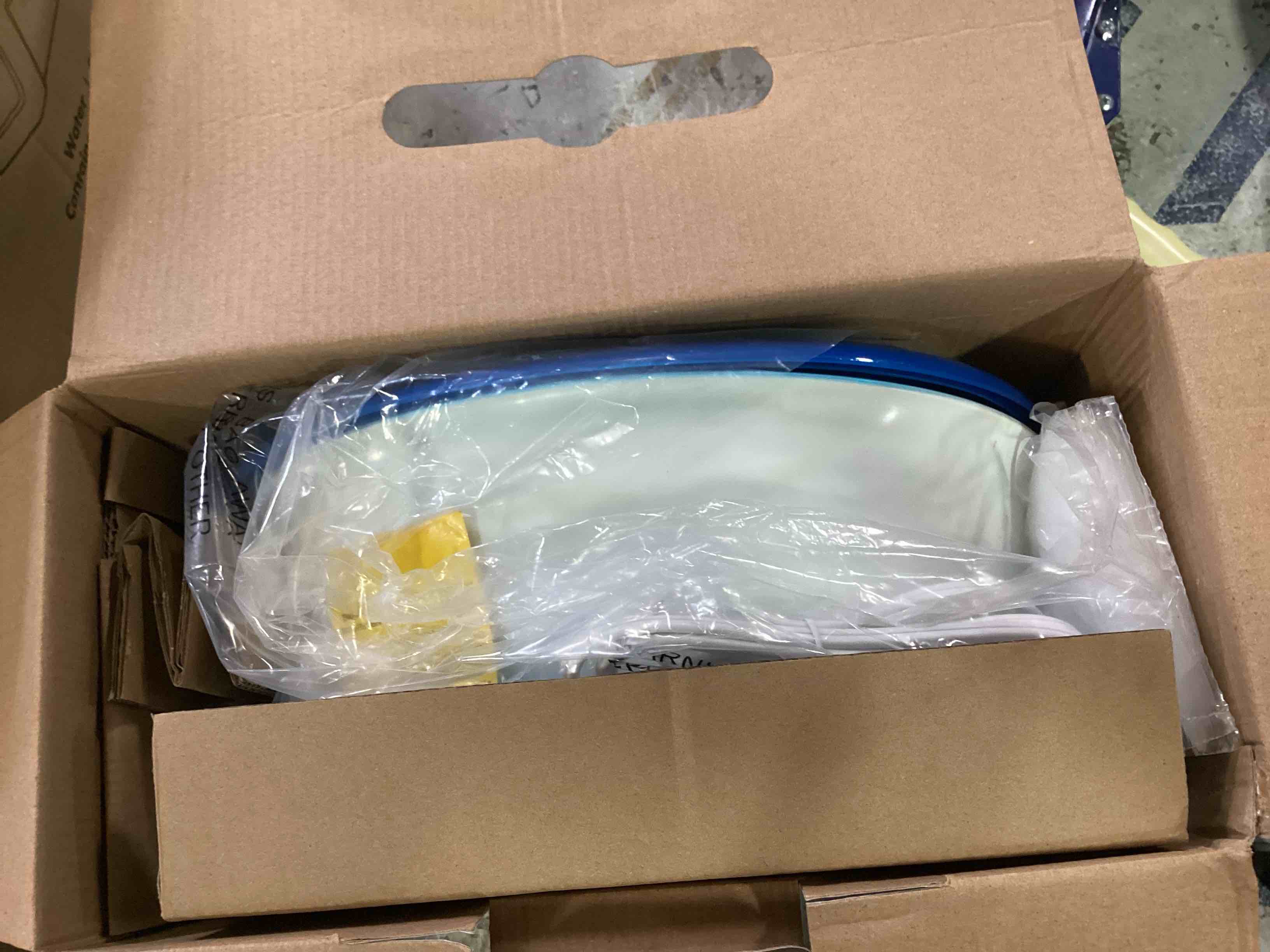 https://s3.amazonaws.com/lotting-images-prod/bidfta/BLU6659031_1720035068339.jpeg