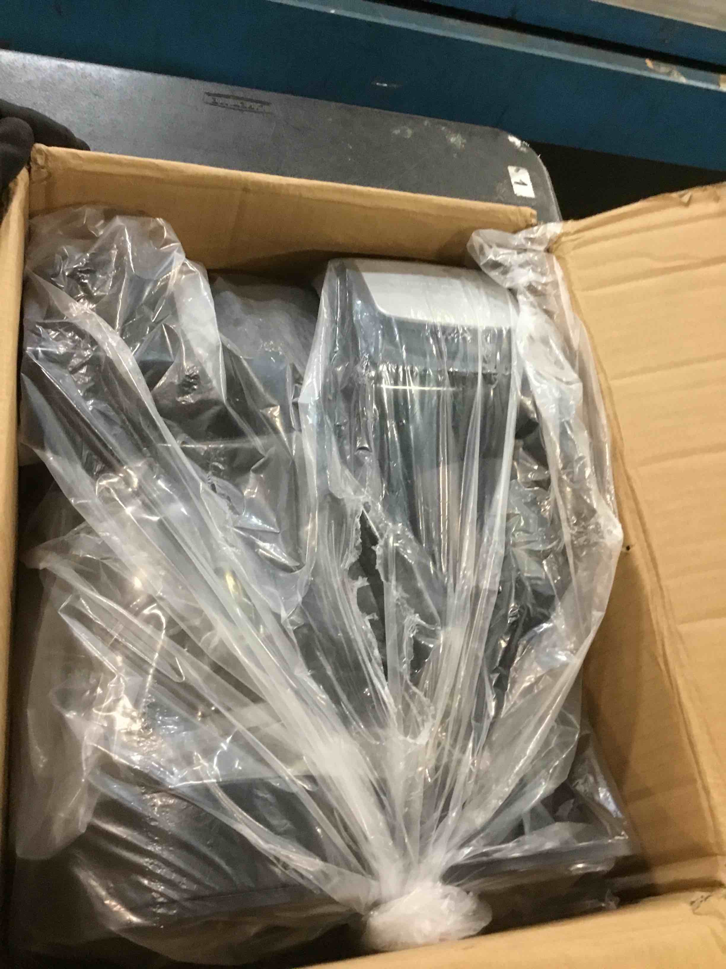 https://s3.amazonaws.com/lotting-images-prod/bidfta/BLU6659987_1720584038403.jpeg