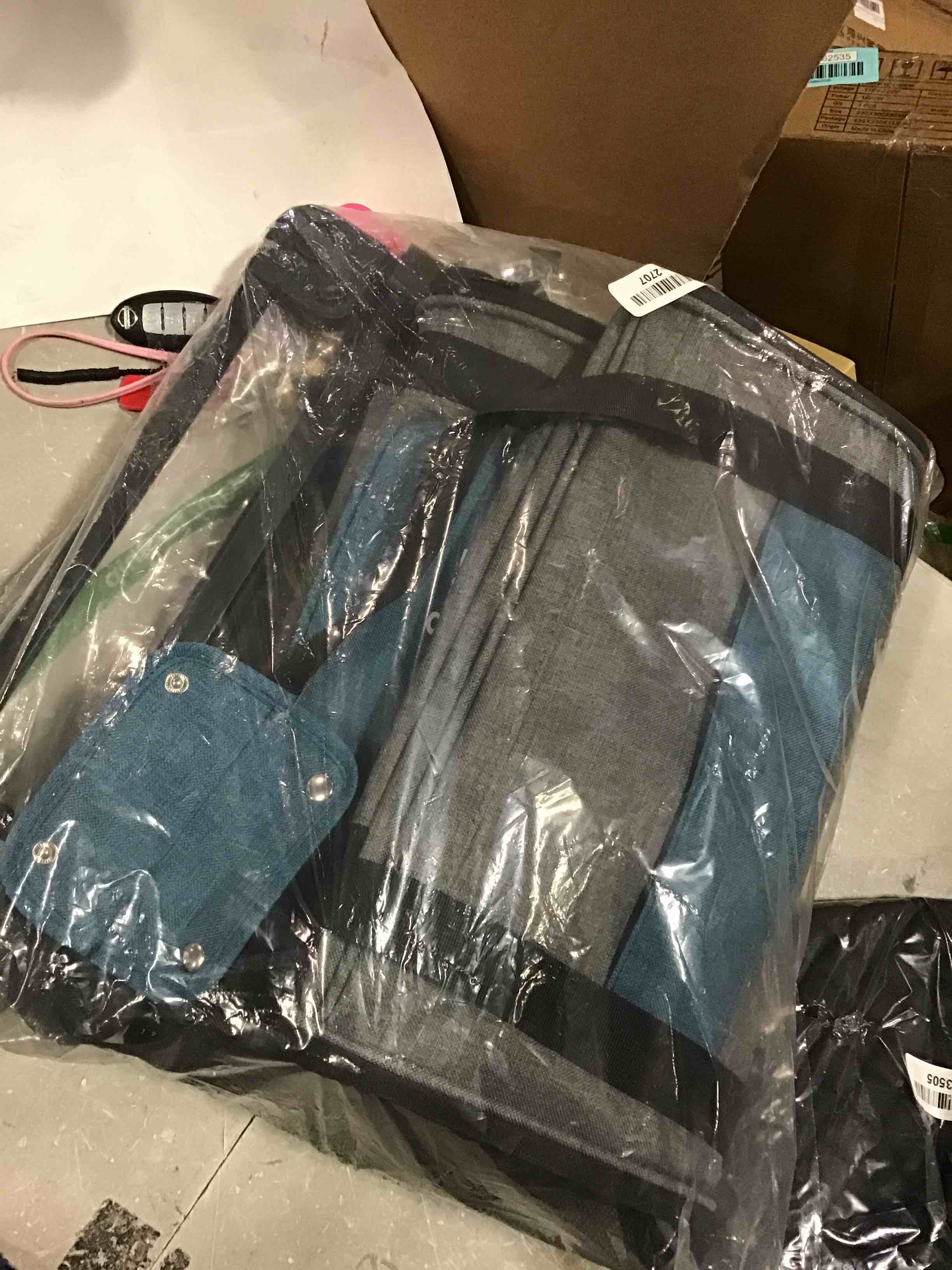 https://s3.amazonaws.com/lotting-images-prod/bidfta/BLU6662551_1719946817172.jpeg