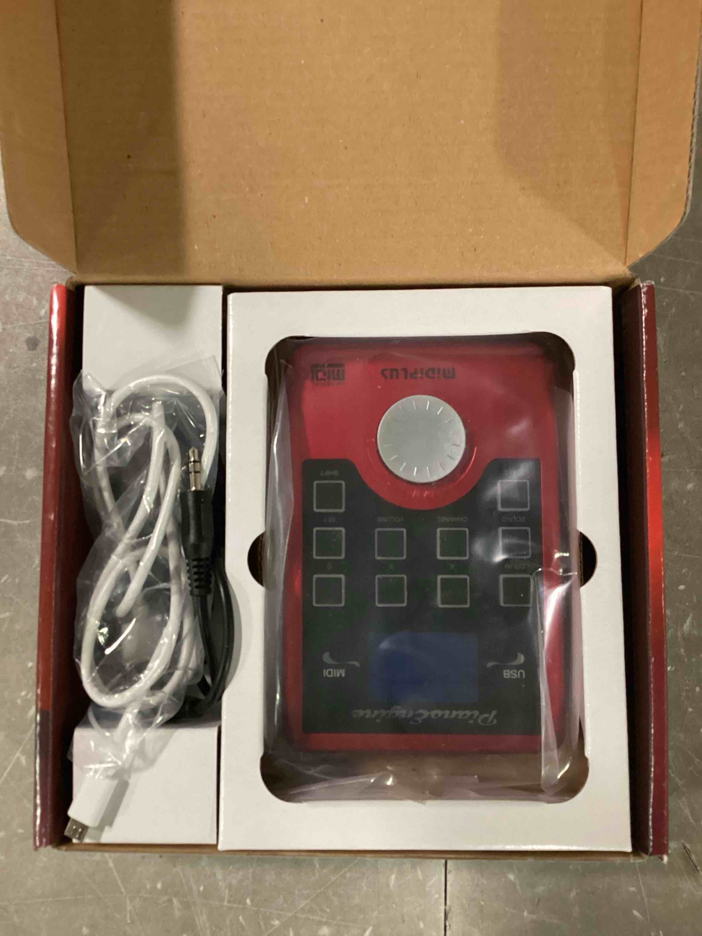 https://s3.amazonaws.com/lotting-images-prod/bidfta/BLU6665147_1719593750560.jpeg