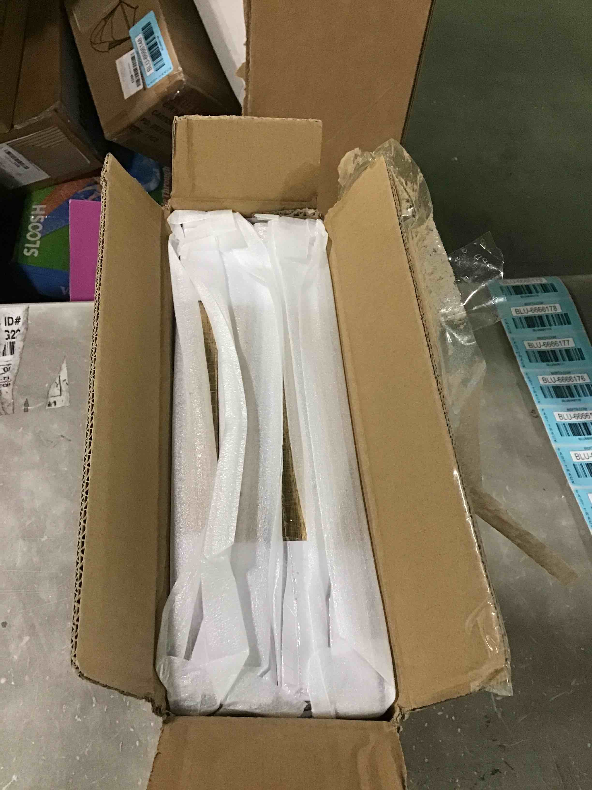 https://s3.amazonaws.com/lotting-images-prod/bidfta/BLU6666166_1720184361802.jpeg