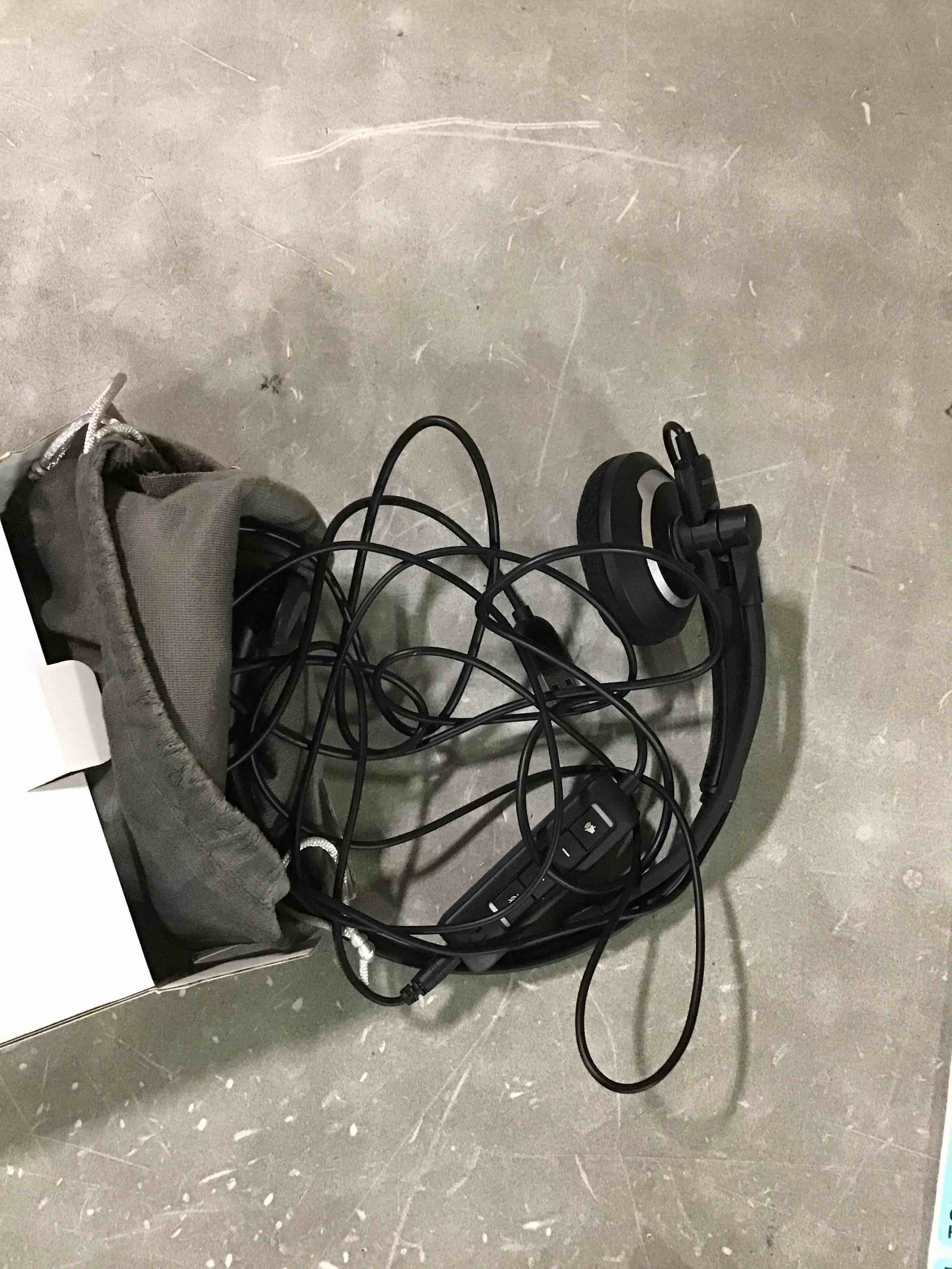 https://s3.amazonaws.com/lotting-images-prod/bidfta/BLU6666387_1720207172132.jpeg