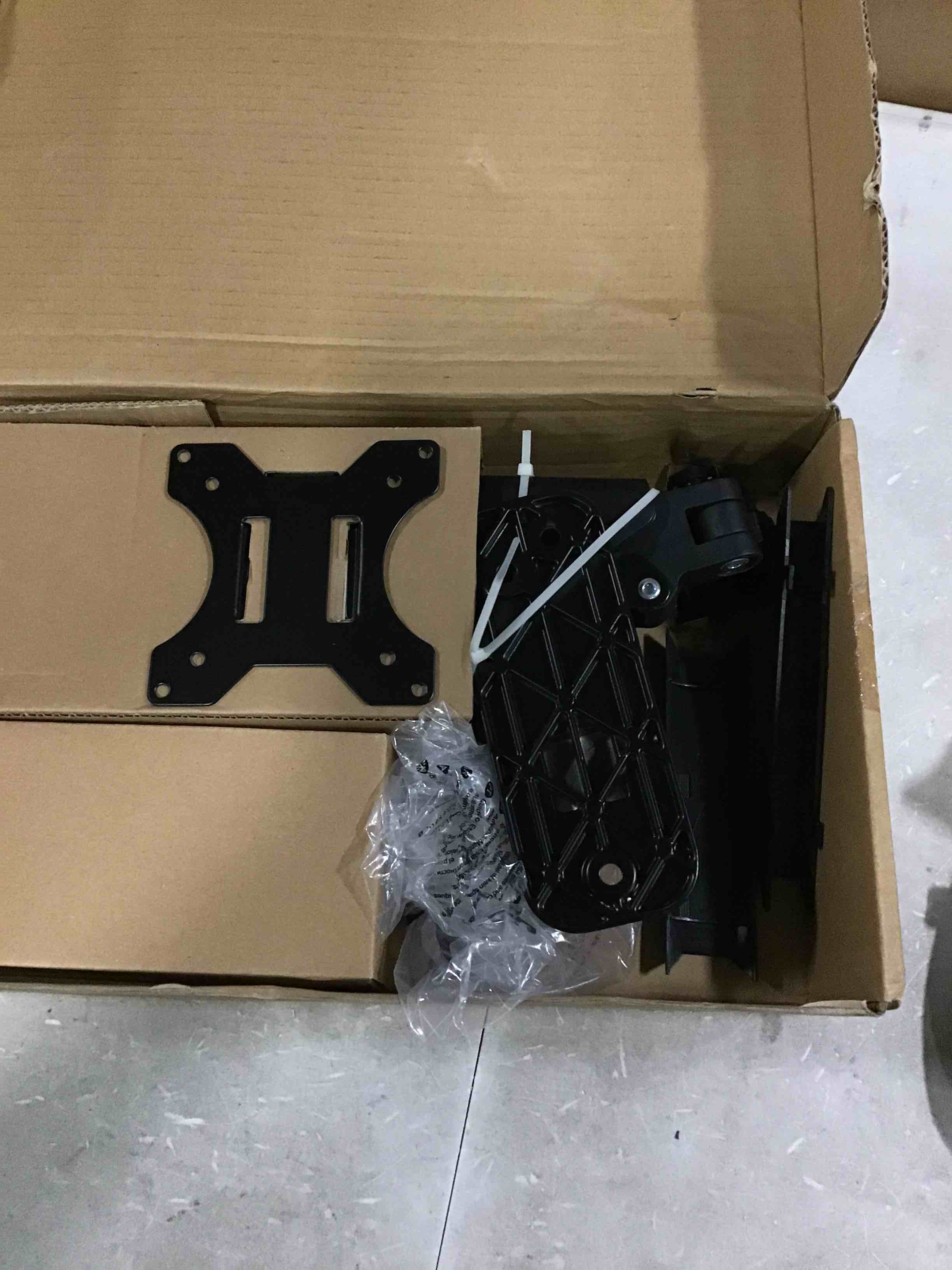 https://s3.amazonaws.com/lotting-images-prod/bidfta/BLU6667819_1720633152251.jpeg