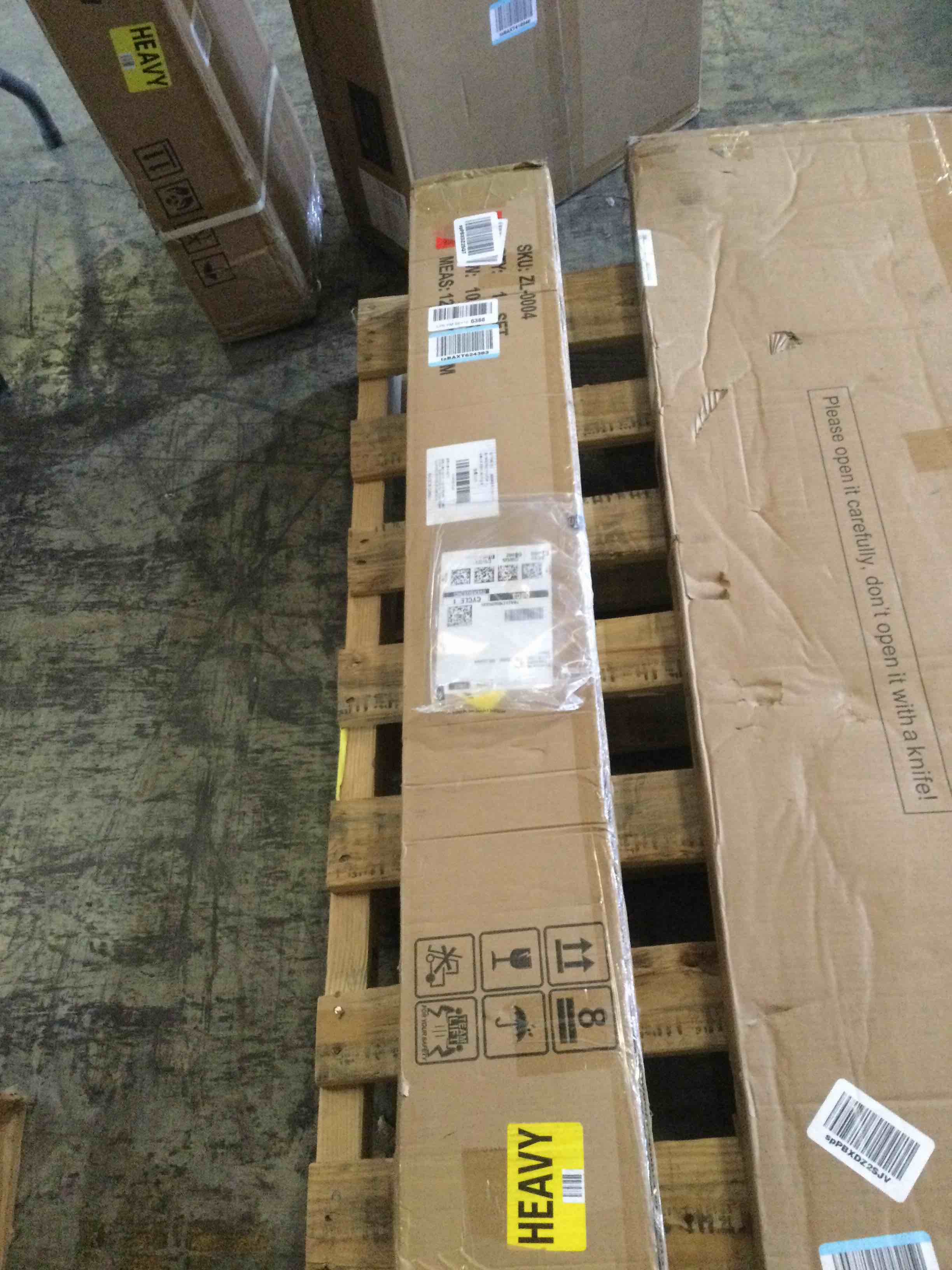 https://s3.amazonaws.com/lotting-images-prod/bidfta/BLU6685758_1730140016348.jpeg