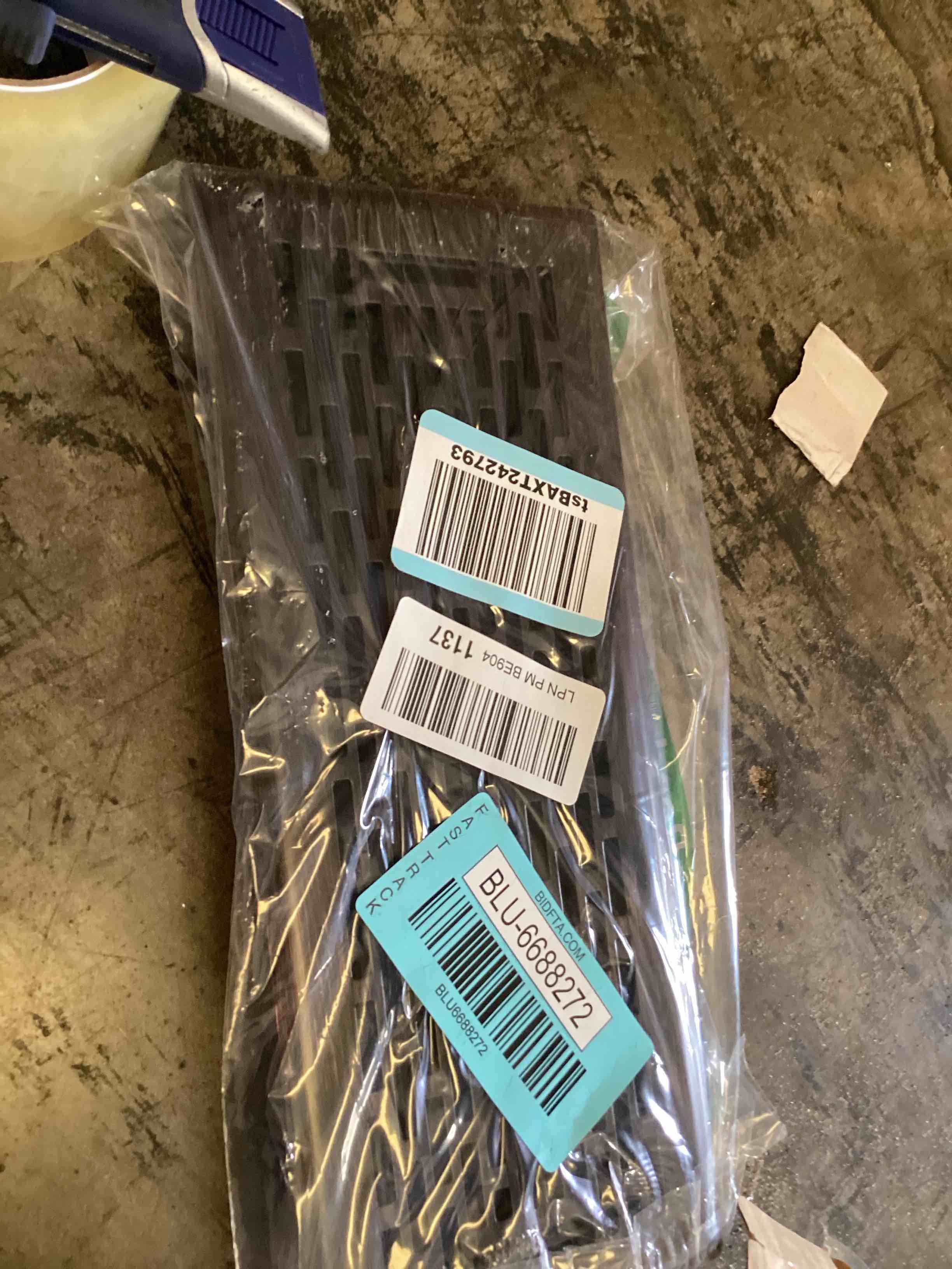 https://s3.amazonaws.com/lotting-images-prod/bidfta/BLU6688272_1723044268229.jpeg