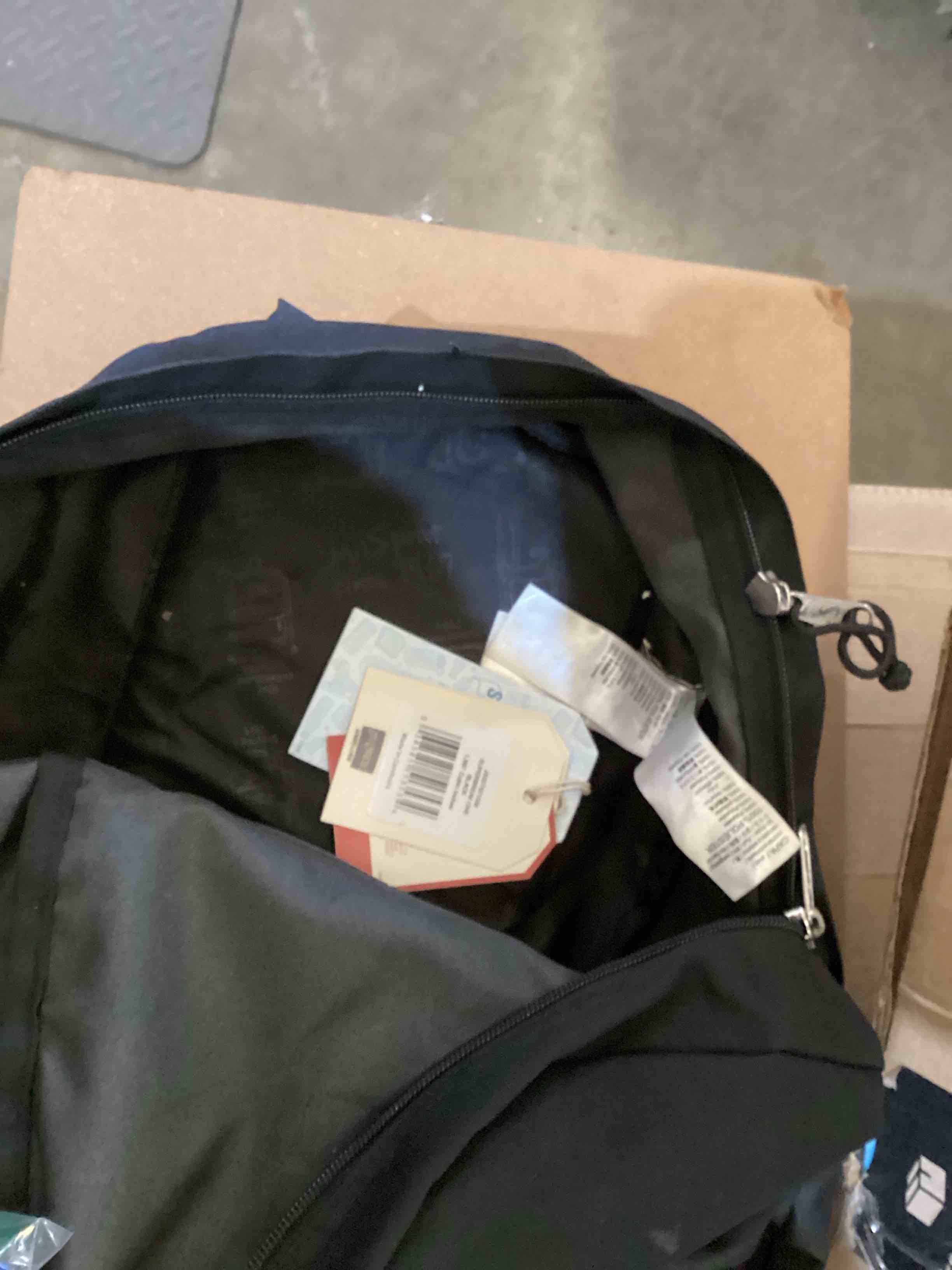 https://s3.amazonaws.com/lotting-images-prod/bidfta/BLU6689493_1728585406135.jpeg