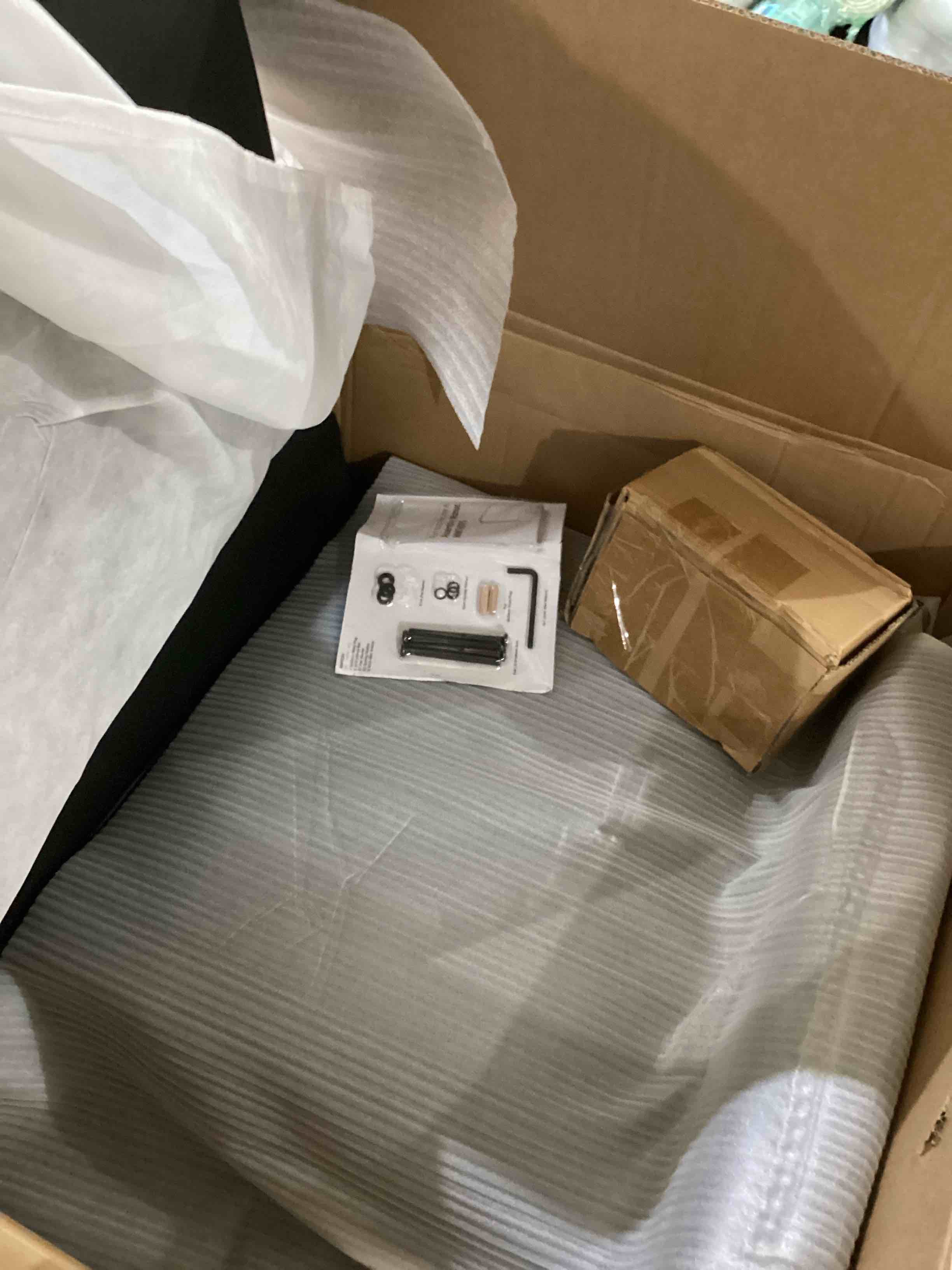 https://s3.amazonaws.com/lotting-images-prod/bidfta/BLU6689582_1728910049060.jpeg