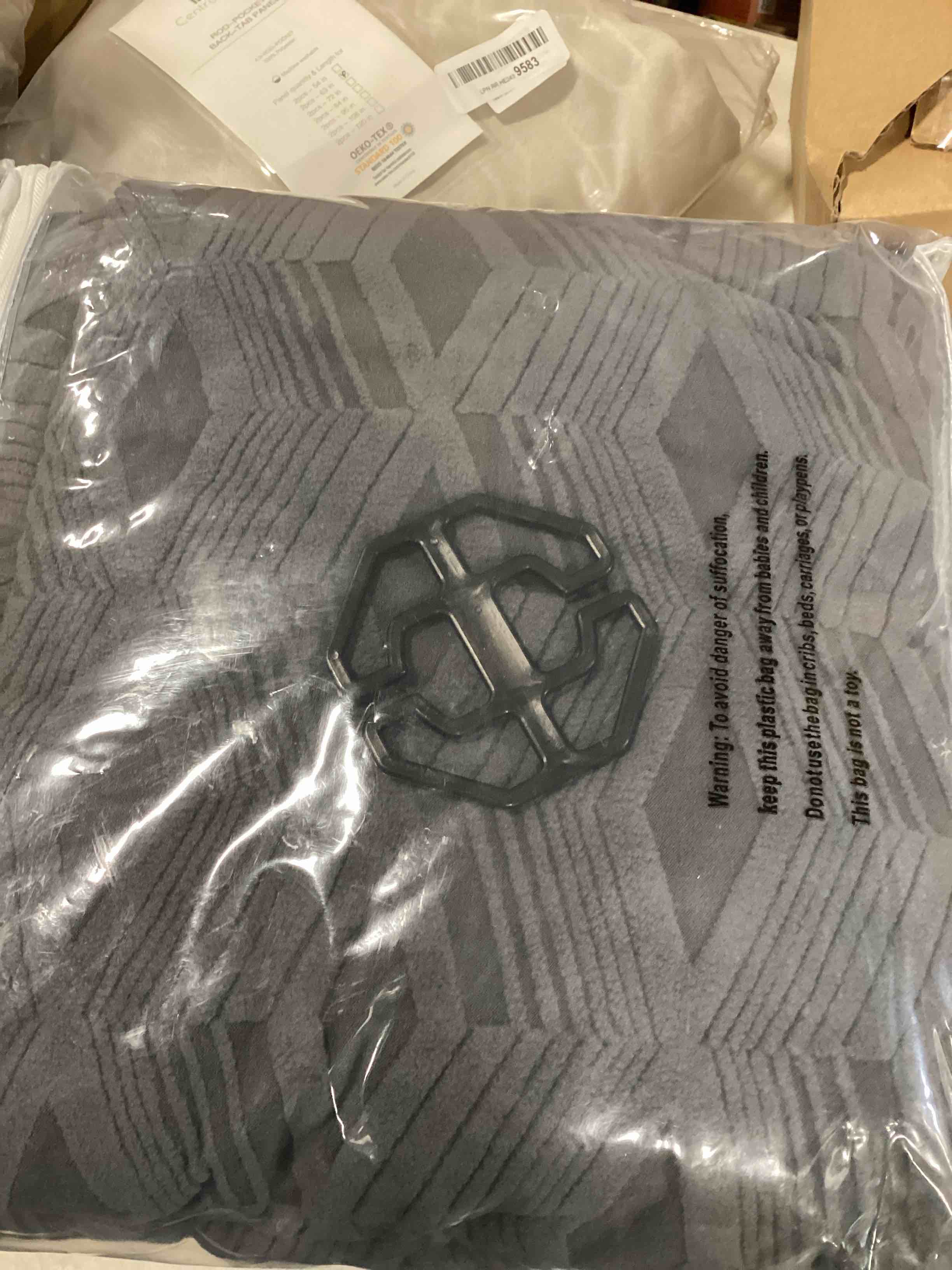 https://s3.amazonaws.com/lotting-images-prod/bidfta/BLU6704668_1719845794362.jpeg