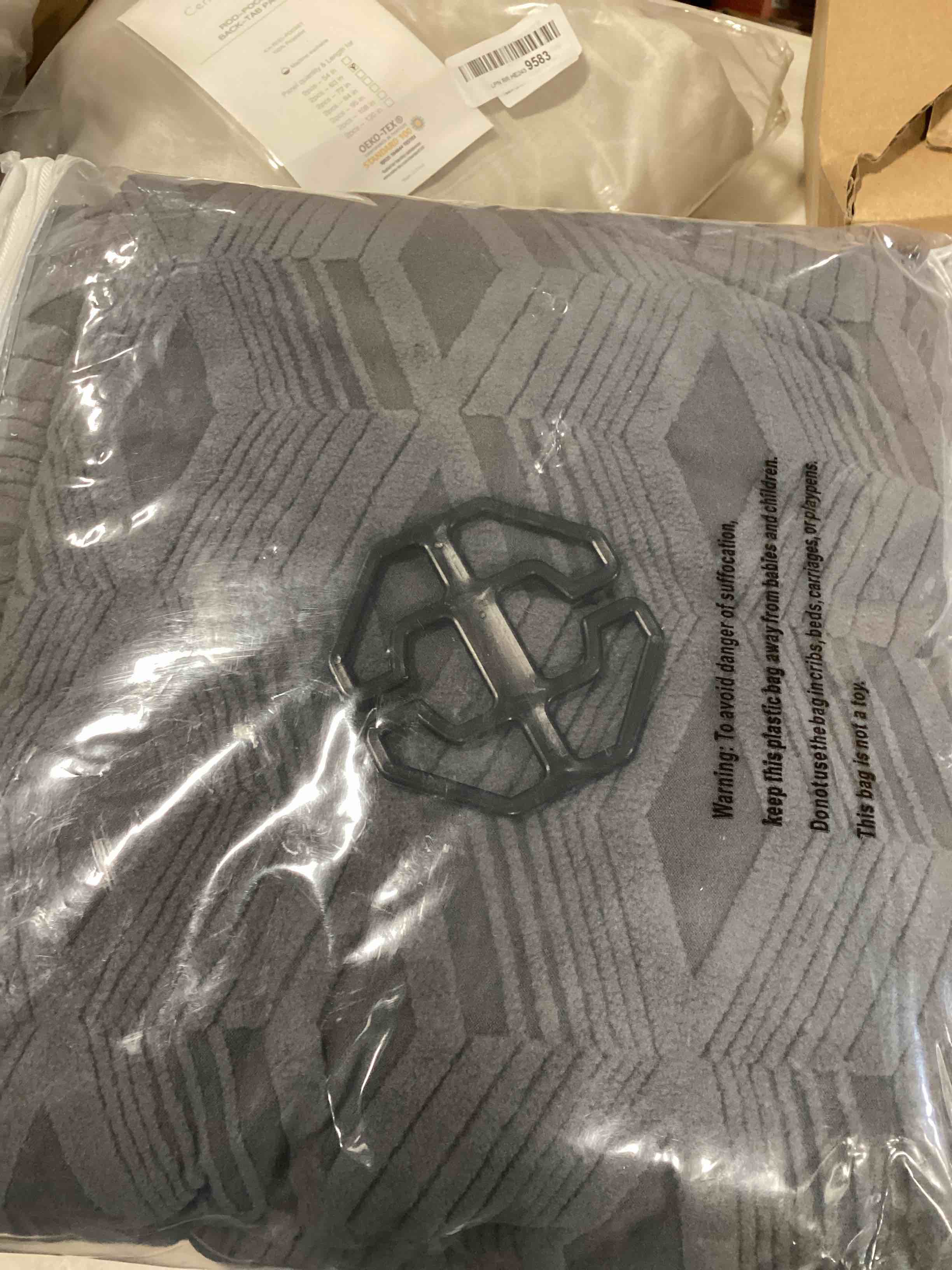 https://s3.amazonaws.com/lotting-images-prod/bidfta/BLU6704668_1719845795220.jpeg