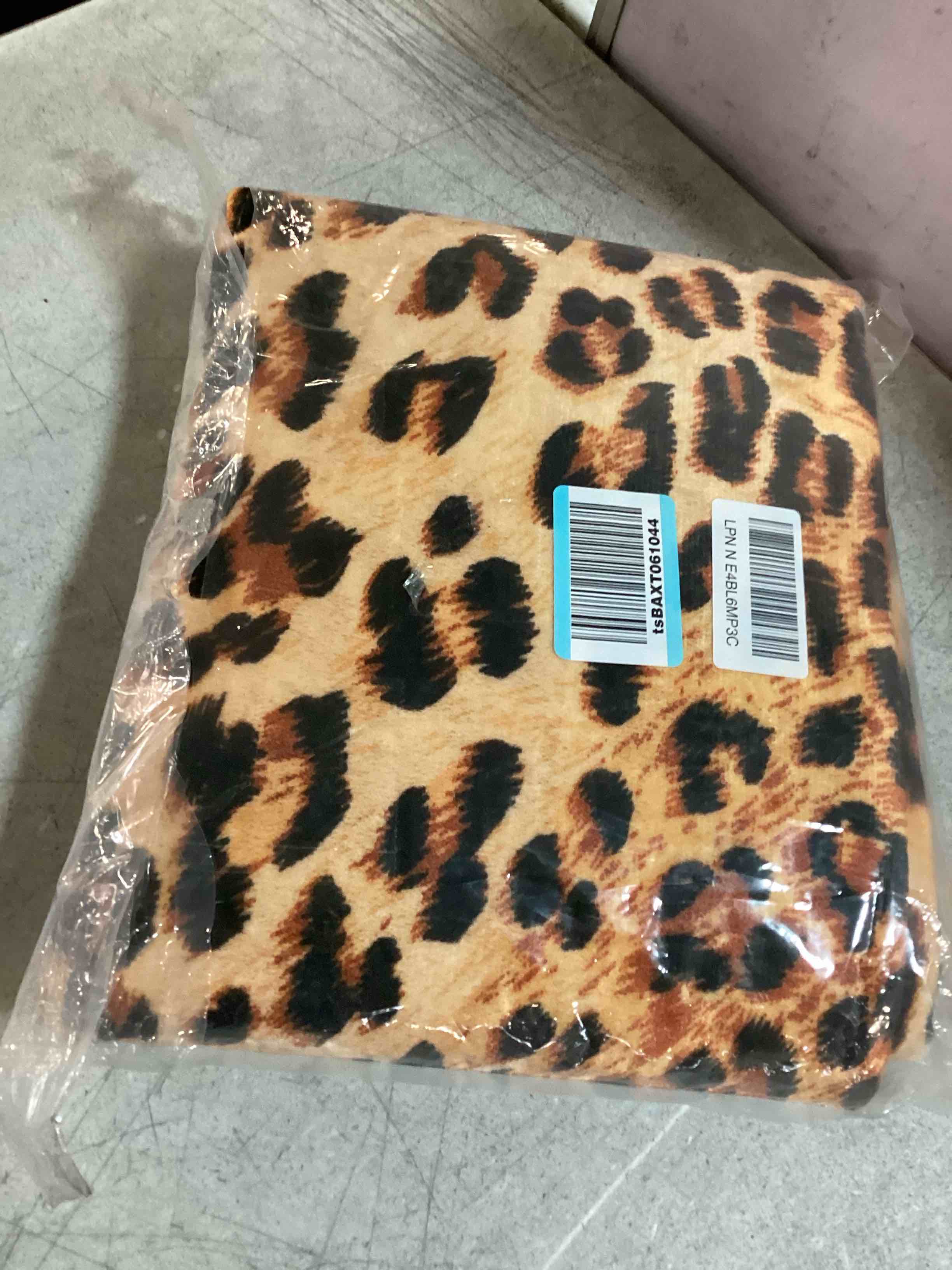 https://s3.amazonaws.com/lotting-images-prod/bidfta/BLU6718595_1722514371453.jpeg