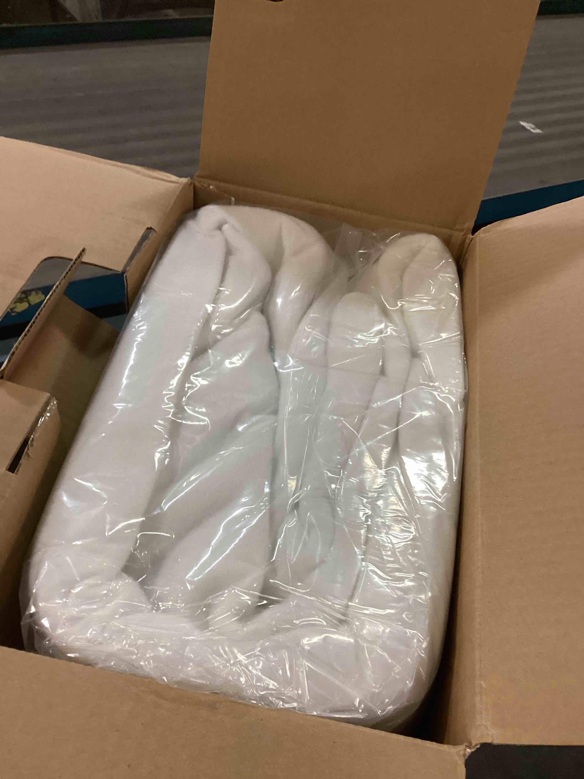 https://s3.amazonaws.com/lotting-images-prod/bidfta/BLU6726479_1722081523917.jpeg