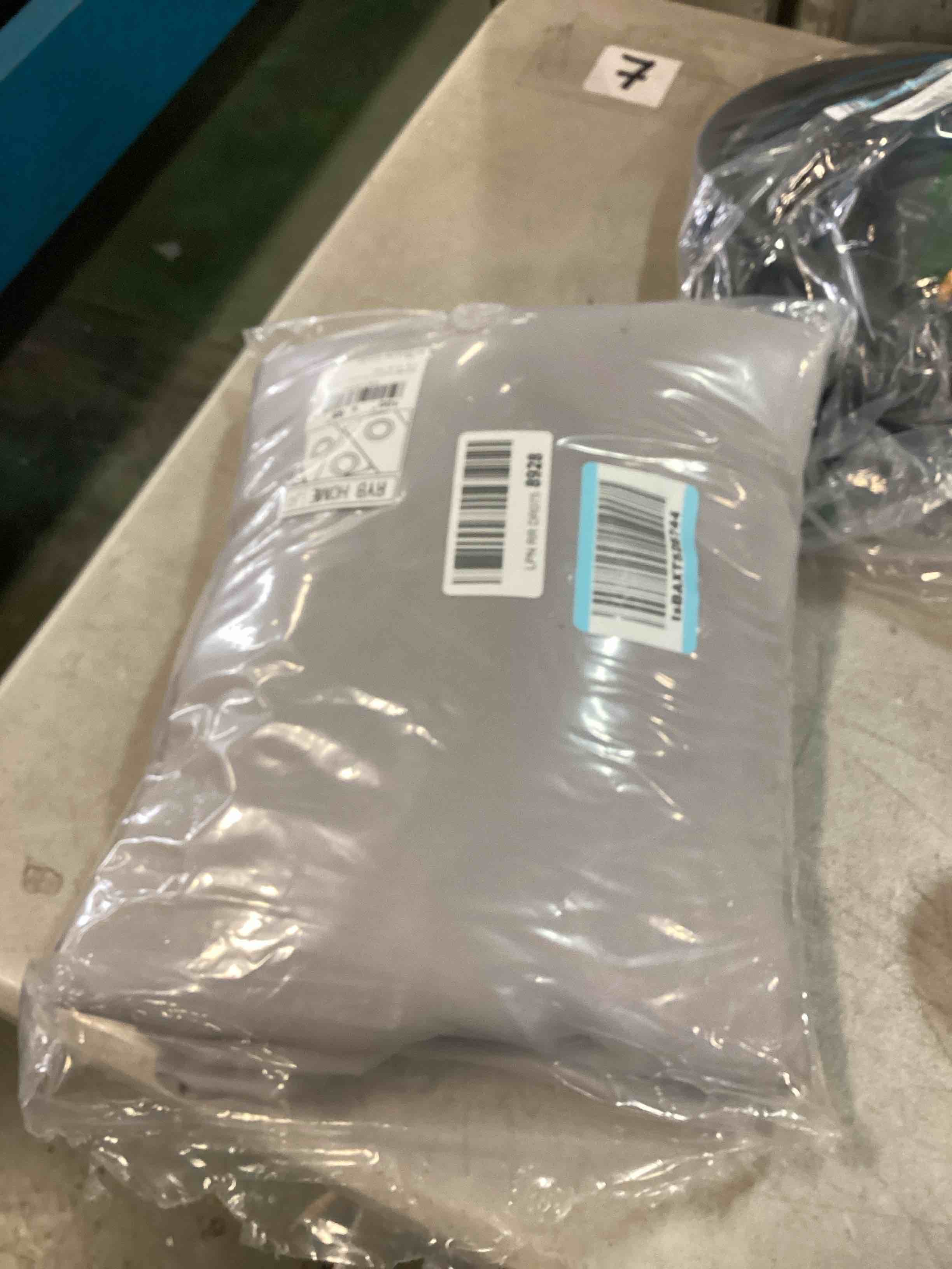 https://s3.amazonaws.com/lotting-images-prod/bidfta/BLU6727160_1722370420284.jpeg