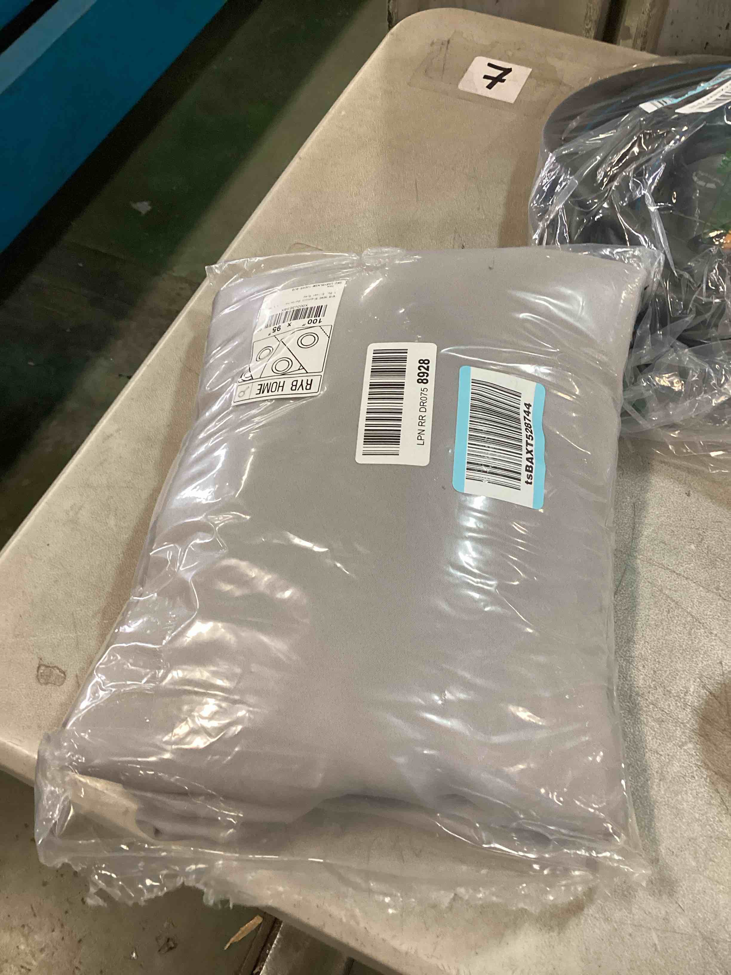 https://s3.amazonaws.com/lotting-images-prod/bidfta/BLU6727160_1722370421875.jpeg
