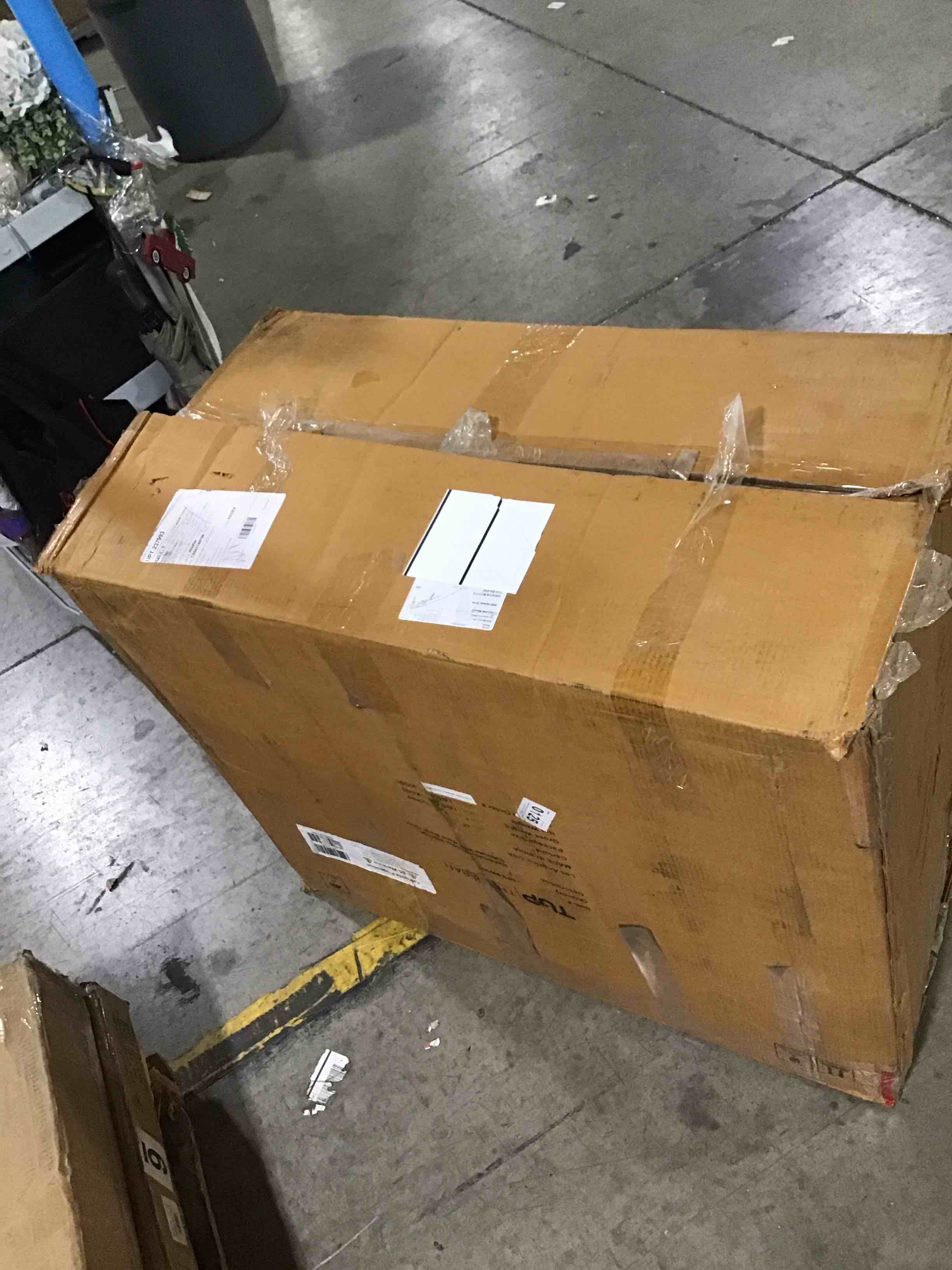 https://s3.amazonaws.com/lotting-images-prod/bidfta/BLU6743757_1724431902702.jpeg