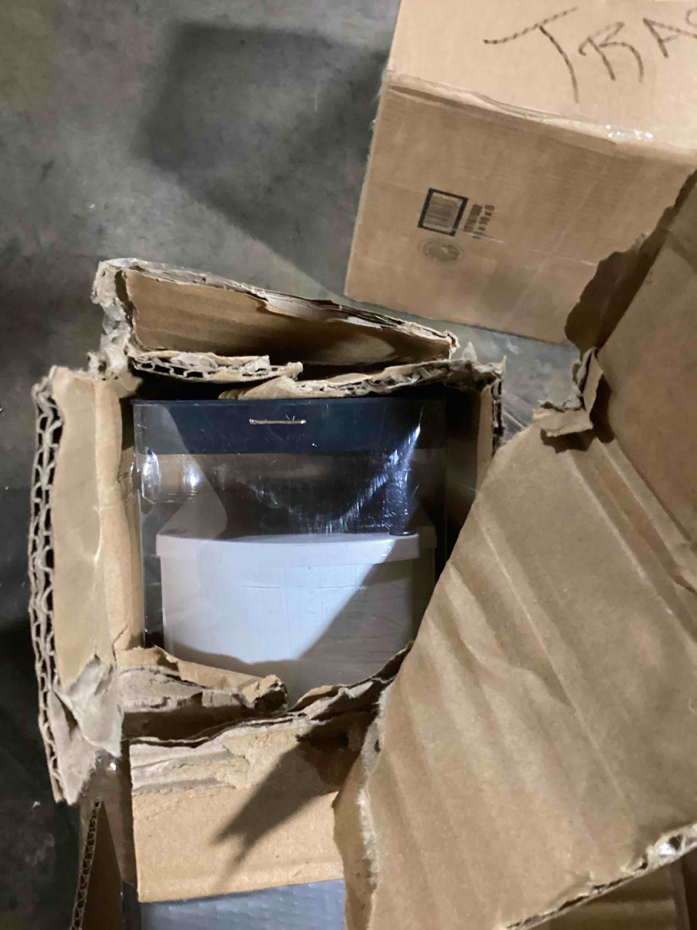 https://s3.amazonaws.com/lotting-images-prod/bidfta/BLU6746703_1724875963145.jpeg
