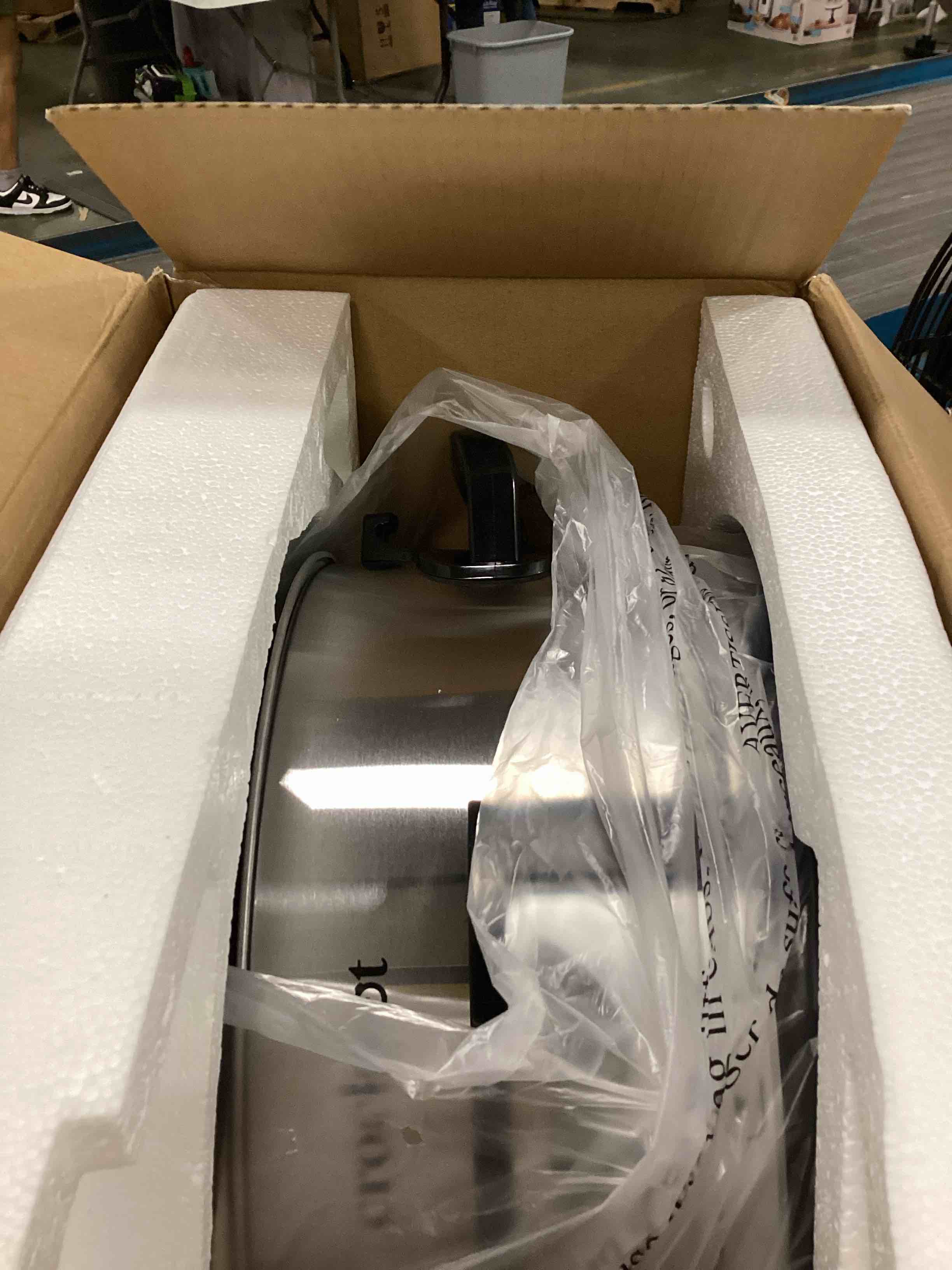 https://s3.amazonaws.com/lotting-images-prod/bidfta/BLU6756793_1721103486330.jpeg
