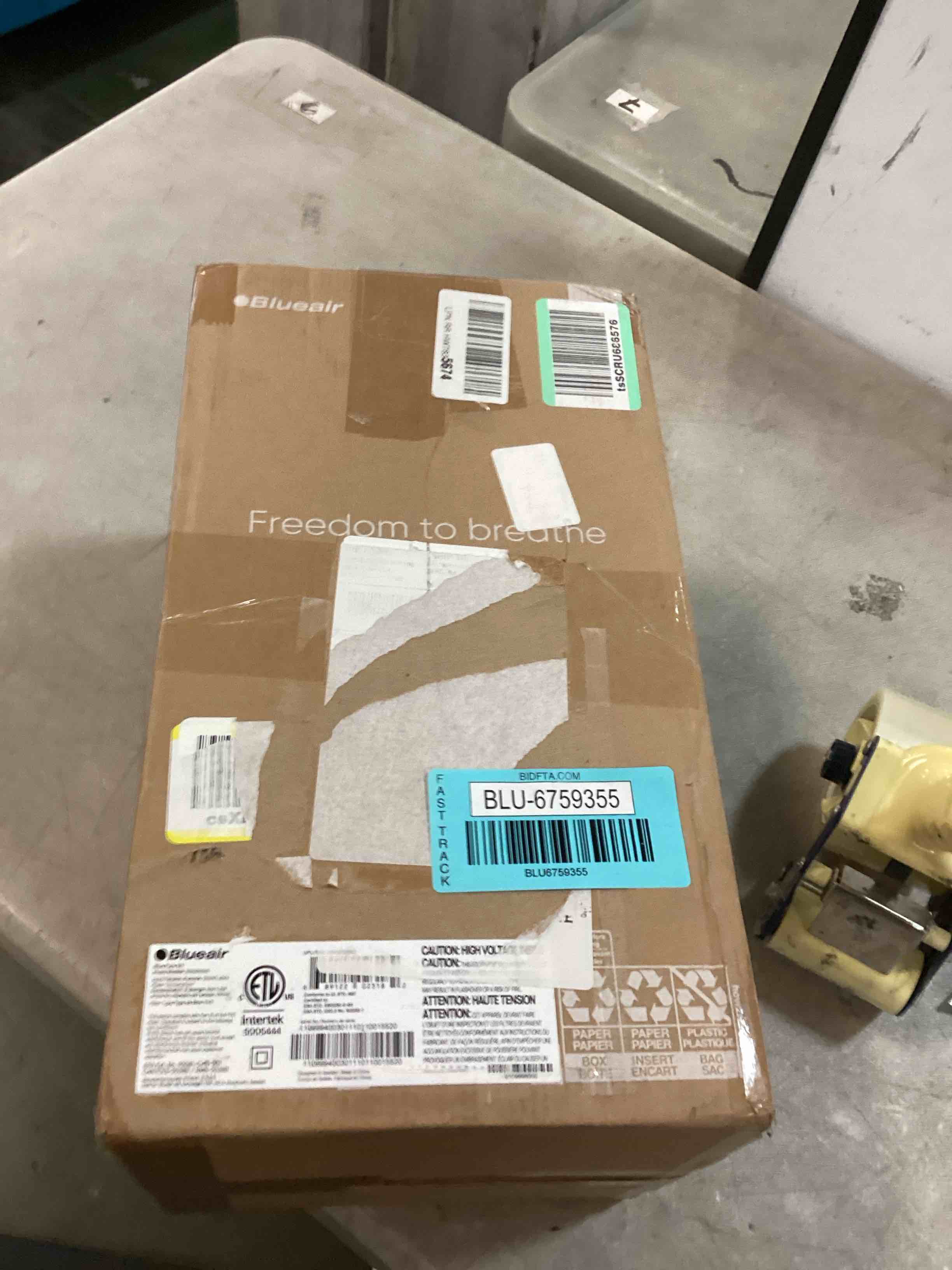 https://s3.amazonaws.com/lotting-images-prod/bidfta/BLU6759355_1721152198776.jpeg