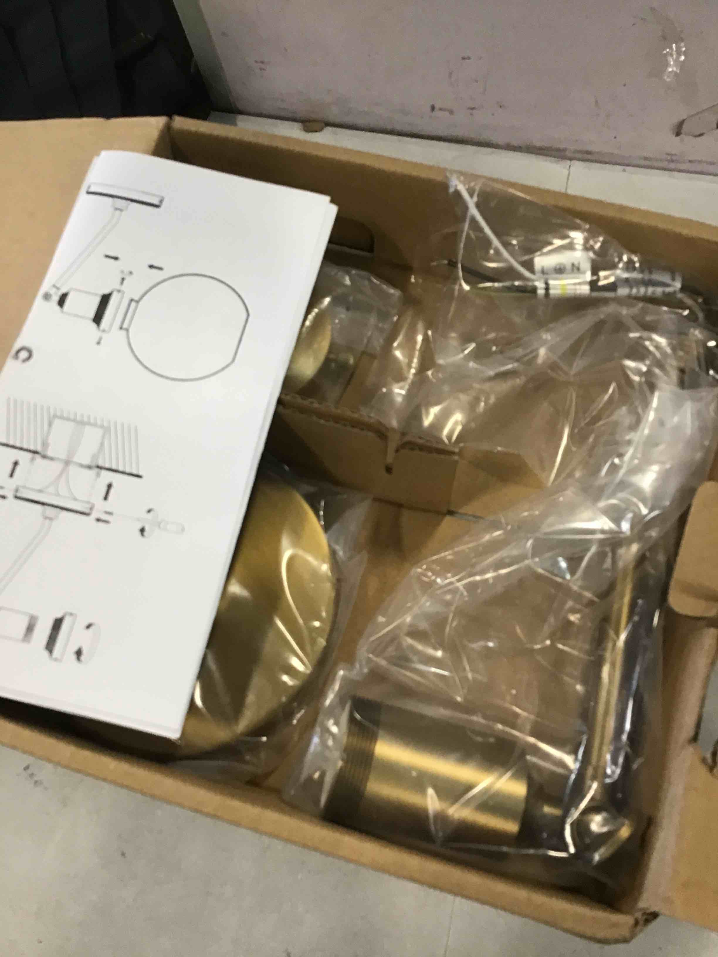 https://s3.amazonaws.com/lotting-images-prod/bidfta/BLU6761704_1721147224867.jpeg