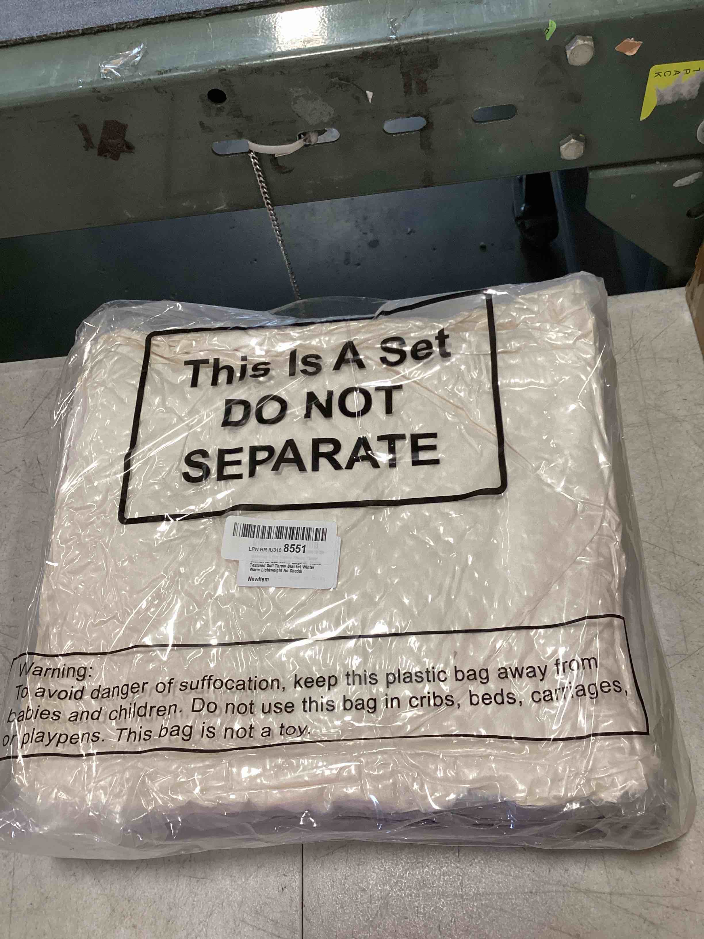 https://s3.amazonaws.com/lotting-images-prod/bidfta/BLU6768125_1720011539601.jpeg