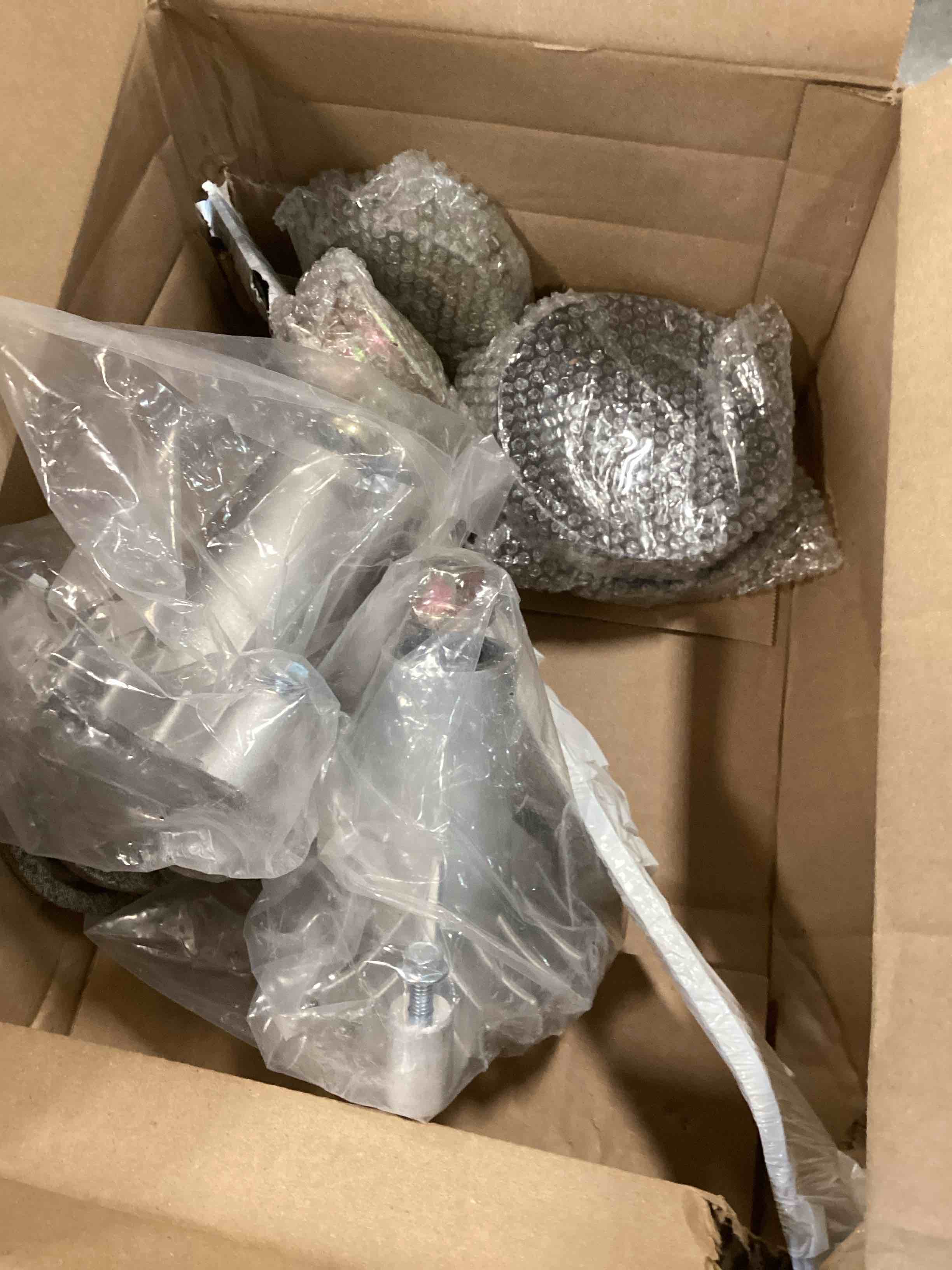 https://s3.amazonaws.com/lotting-images-prod/bidfta/BLU6768807_1720460673431.jpeg