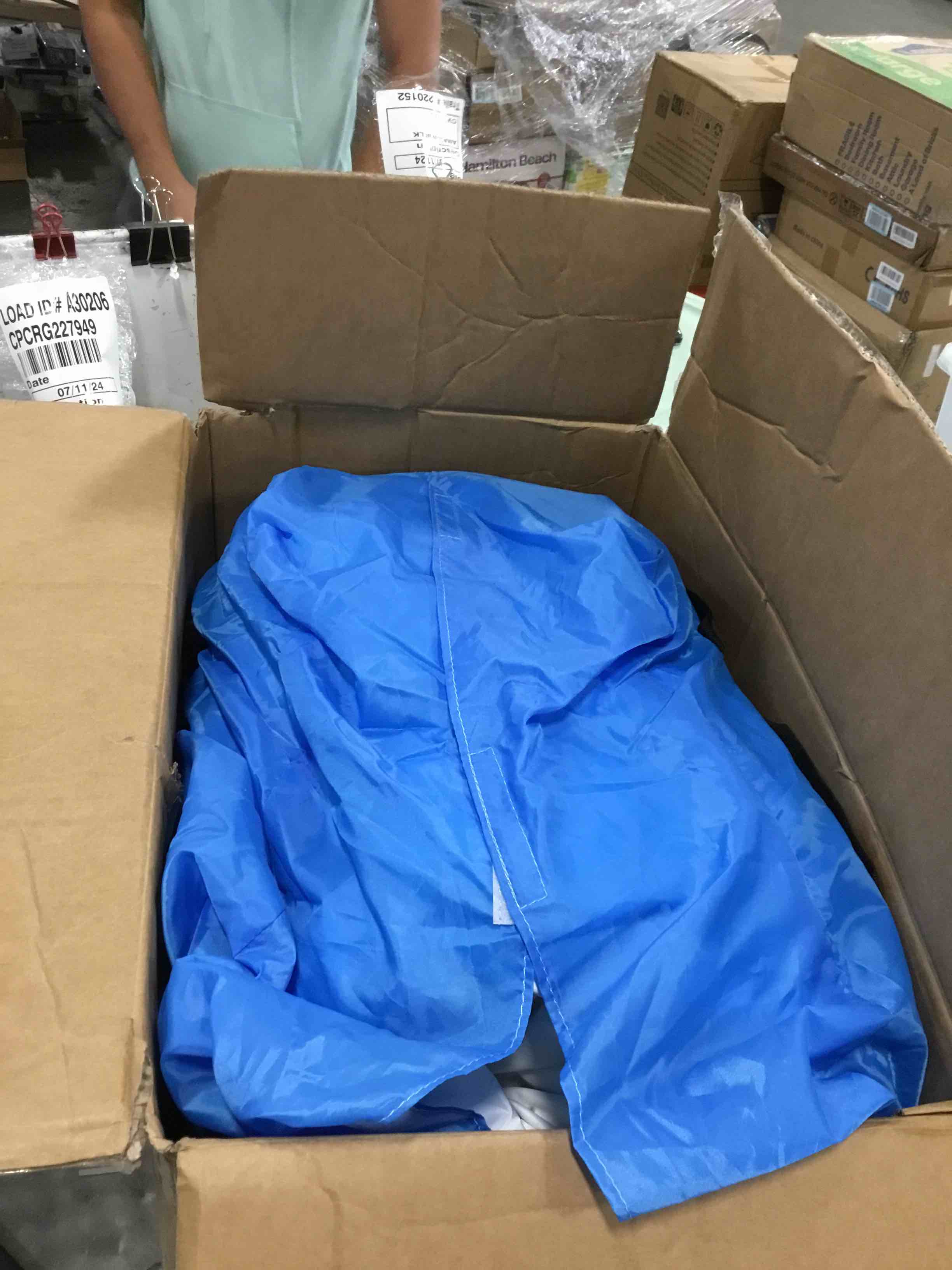 https://s3.amazonaws.com/lotting-images-prod/bidfta/BLU6777139_1721688673911.jpeg