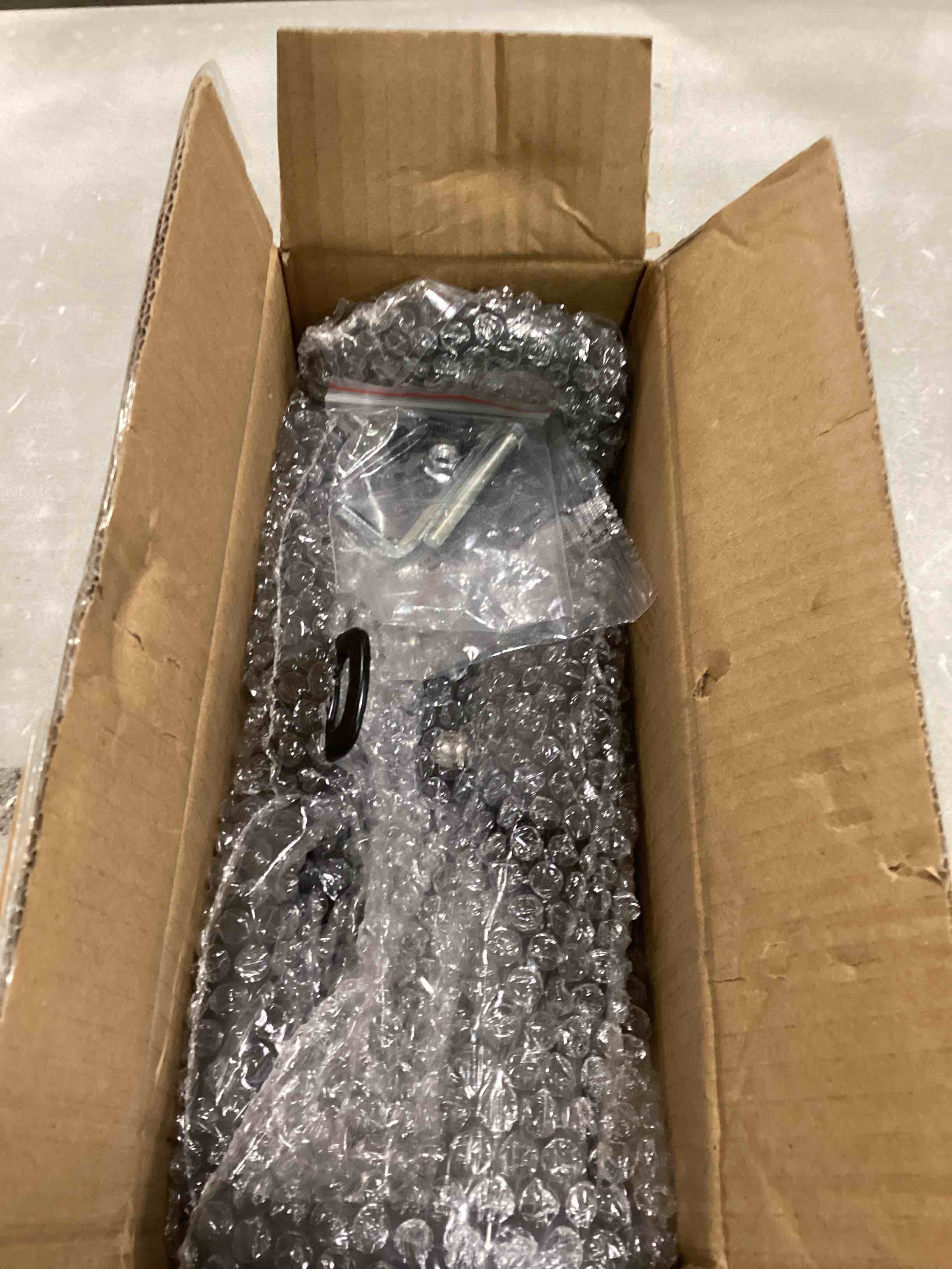 https://s3.amazonaws.com/lotting-images-prod/bidfta/BLU6778249_1721672949372.jpeg