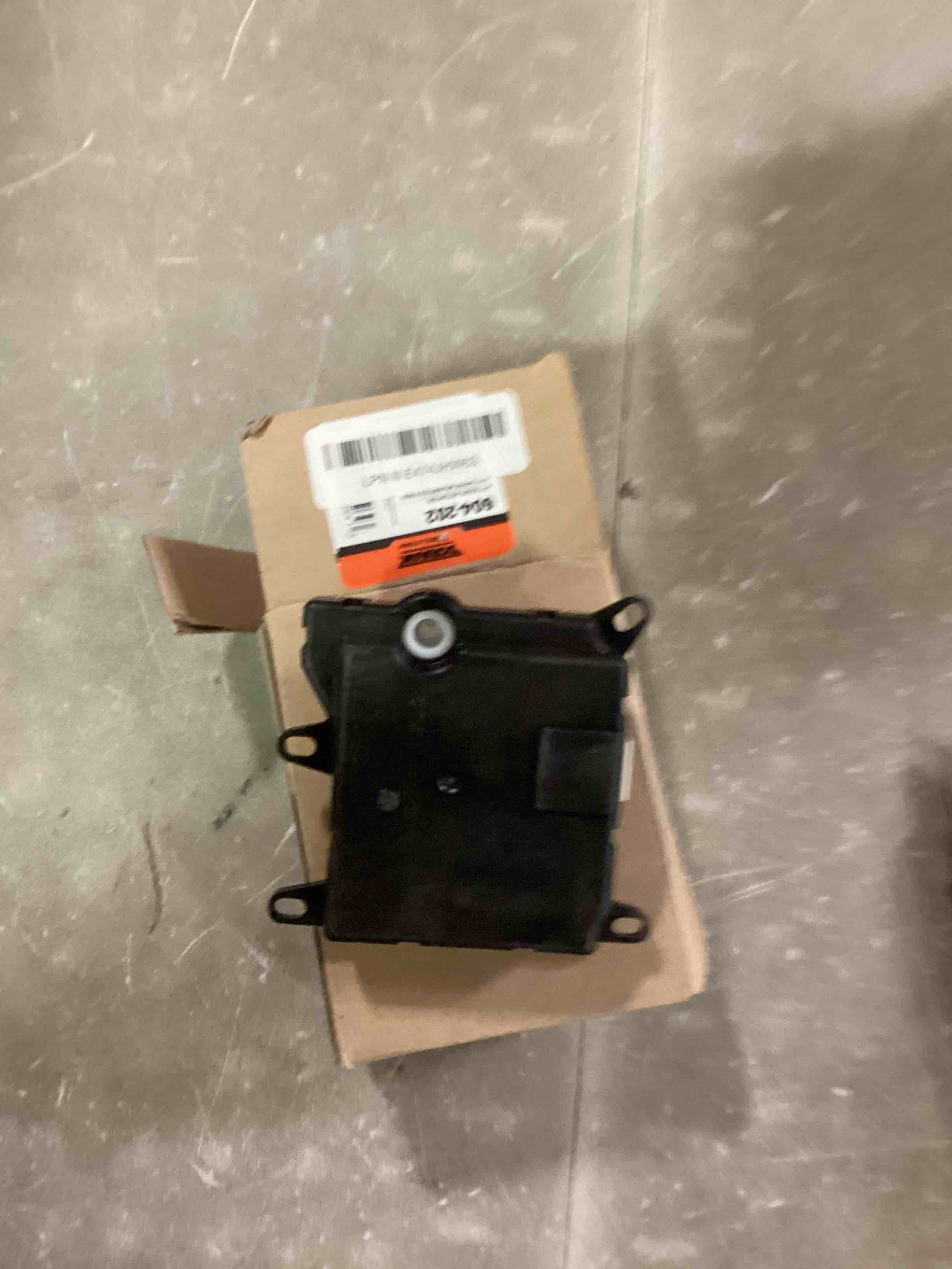 https://s3.amazonaws.com/lotting-images-prod/bidfta/BLU6779461_1722958678393.jpeg