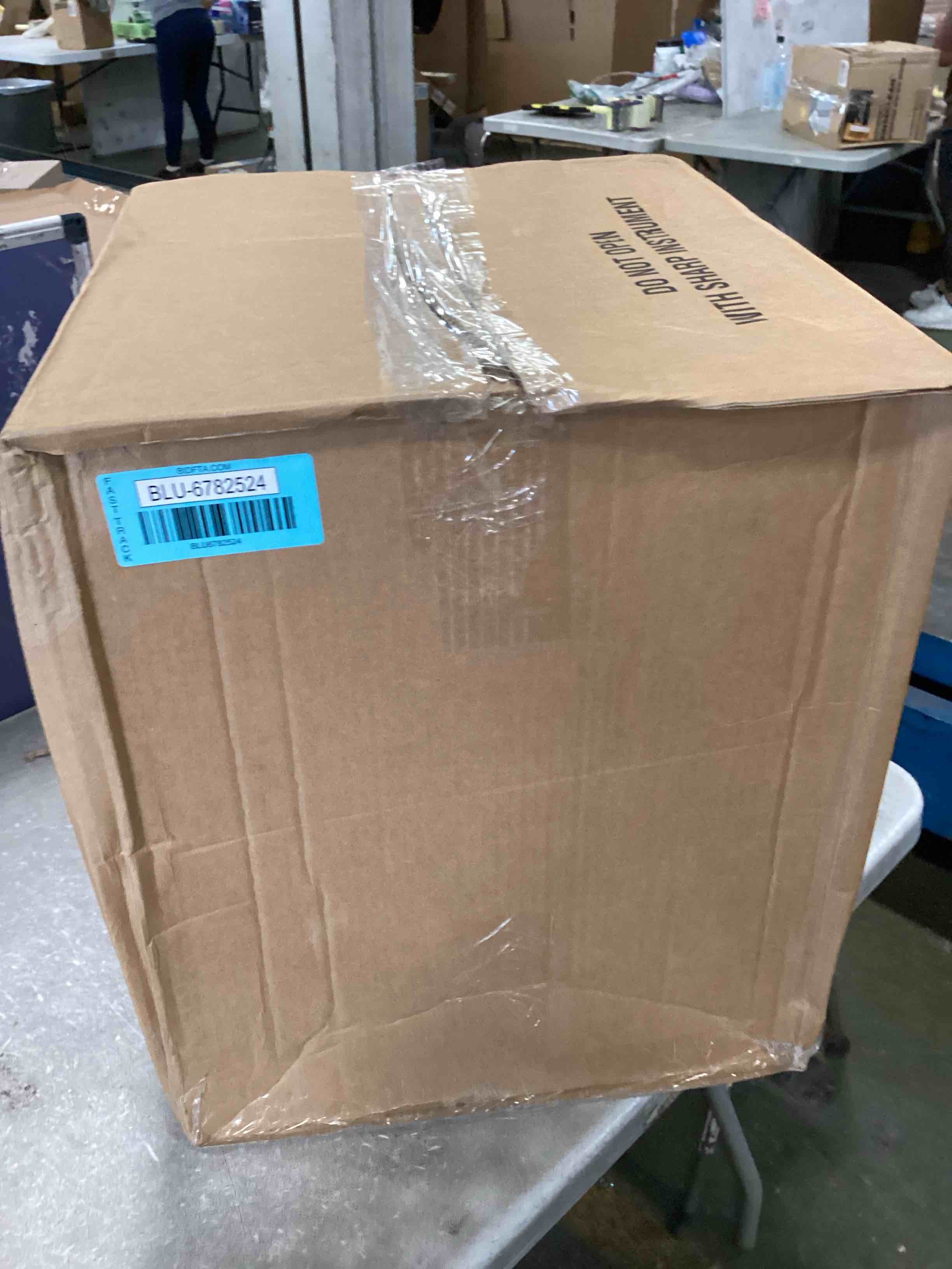https://s3.amazonaws.com/lotting-images-prod/bidfta/BLU6782524_1721337758398.jpeg