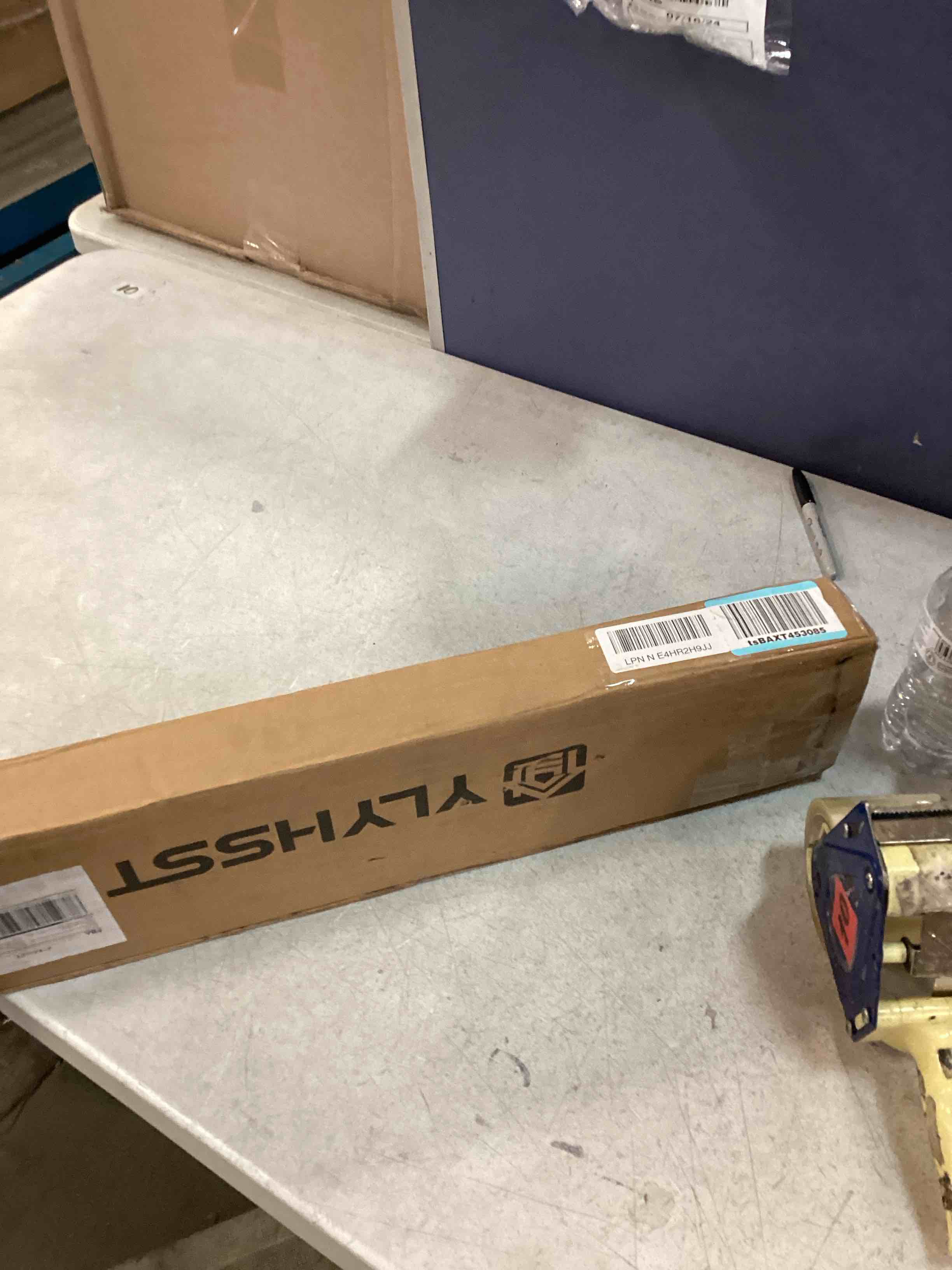 https://s3.amazonaws.com/lotting-images-prod/bidfta/BLU6784526_1721673021922.jpeg