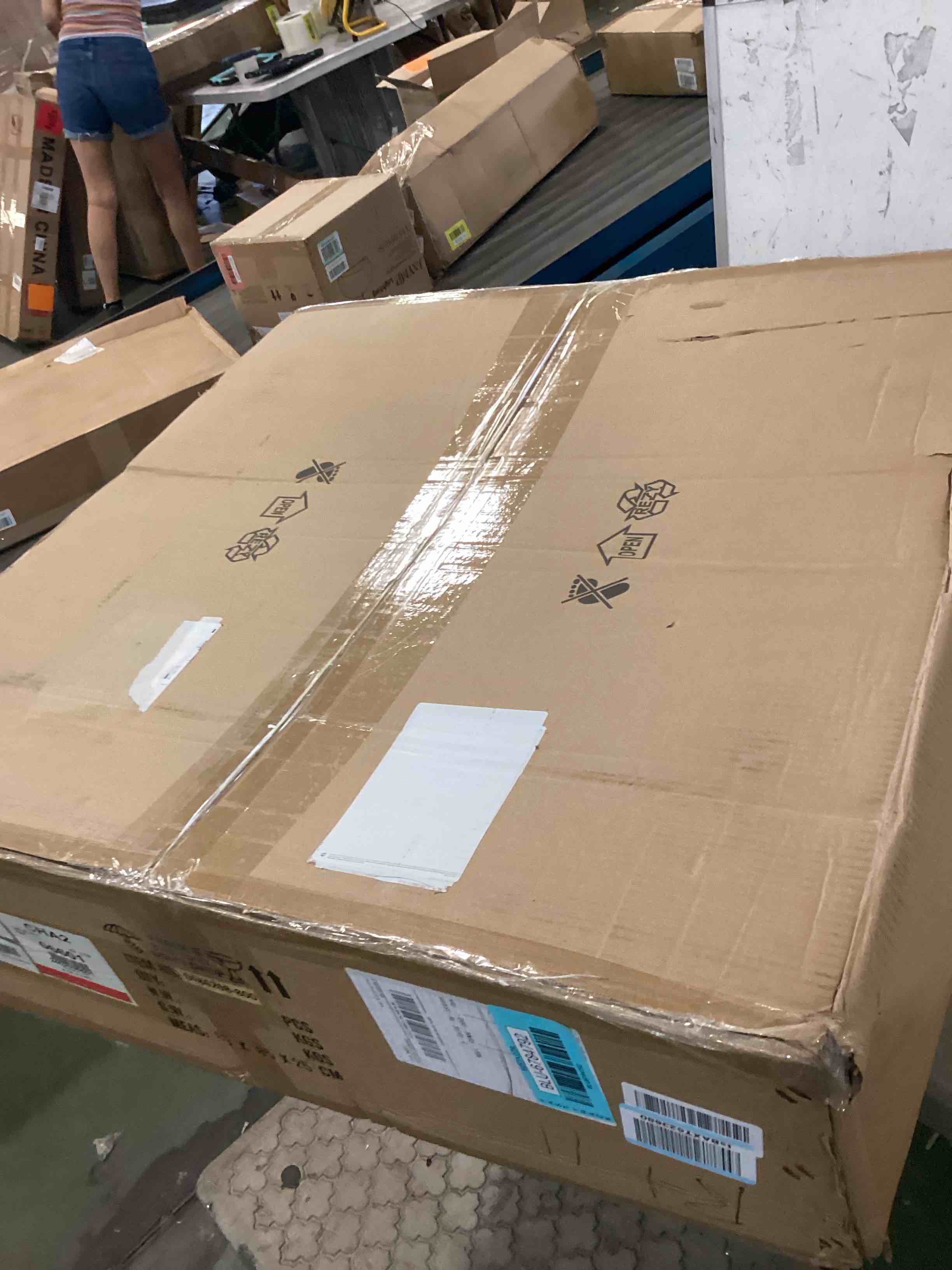 https://s3.amazonaws.com/lotting-images-prod/bidfta/BLU6784792_1721827179657.jpeg
