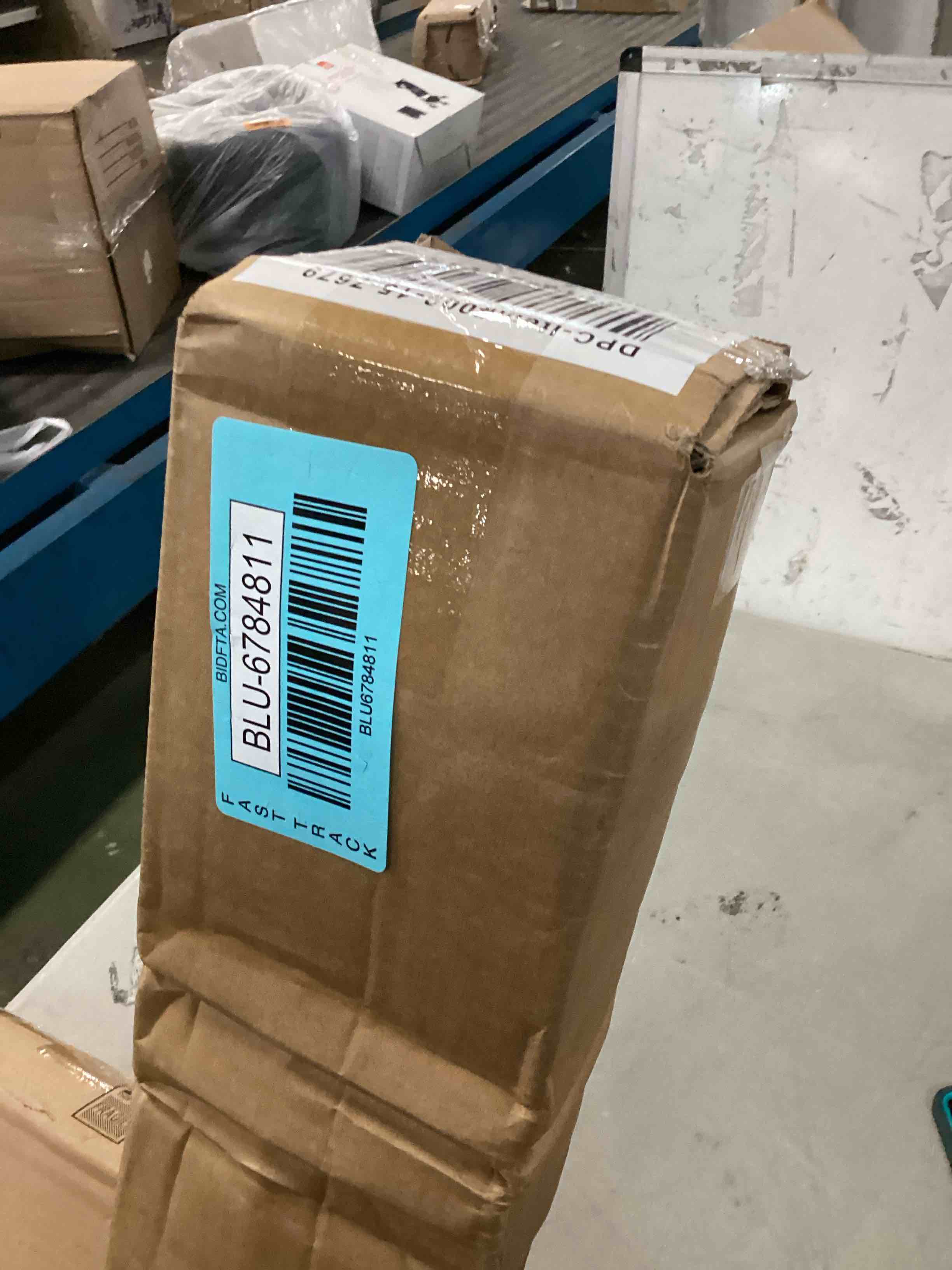 https://s3.amazonaws.com/lotting-images-prod/bidfta/BLU6784811_1721829309839.jpeg