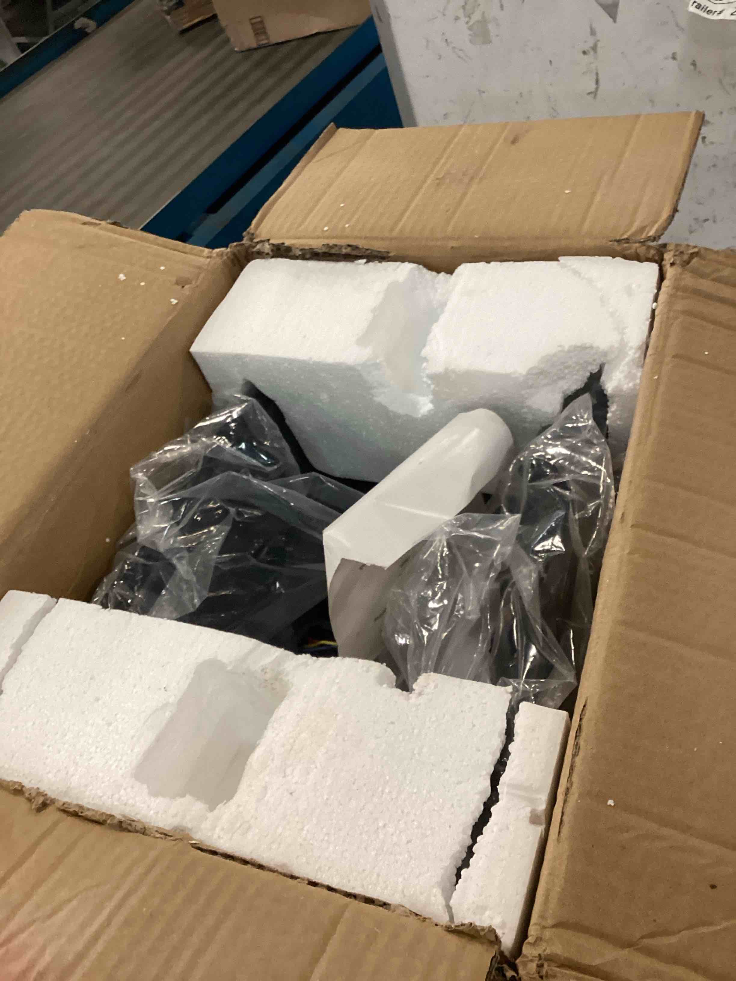 https://s3.amazonaws.com/lotting-images-prod/bidfta/BLU6784883_1721837557821.jpeg