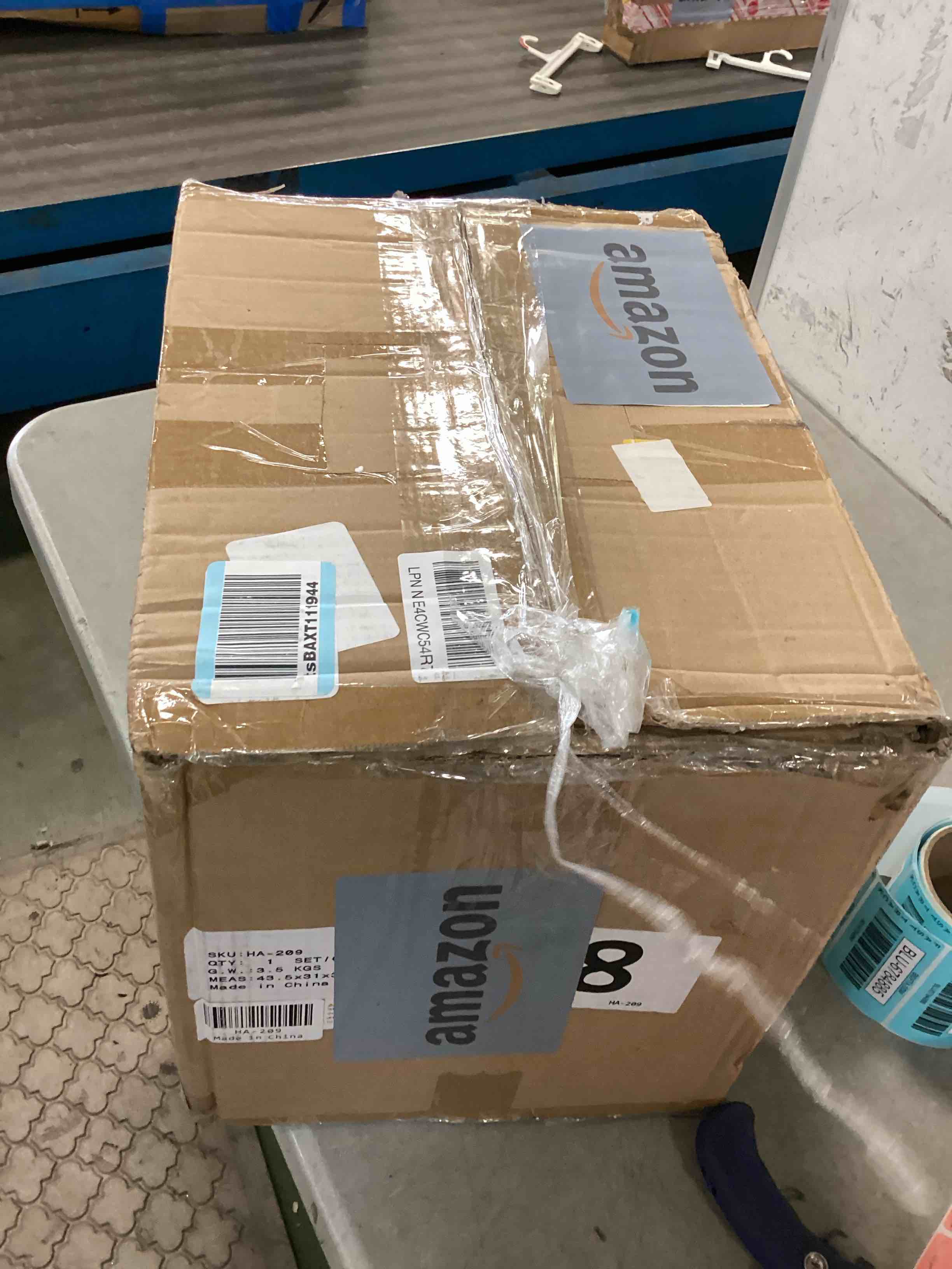 https://s3.amazonaws.com/lotting-images-prod/bidfta/BLU6784883_1721837614512.jpeg