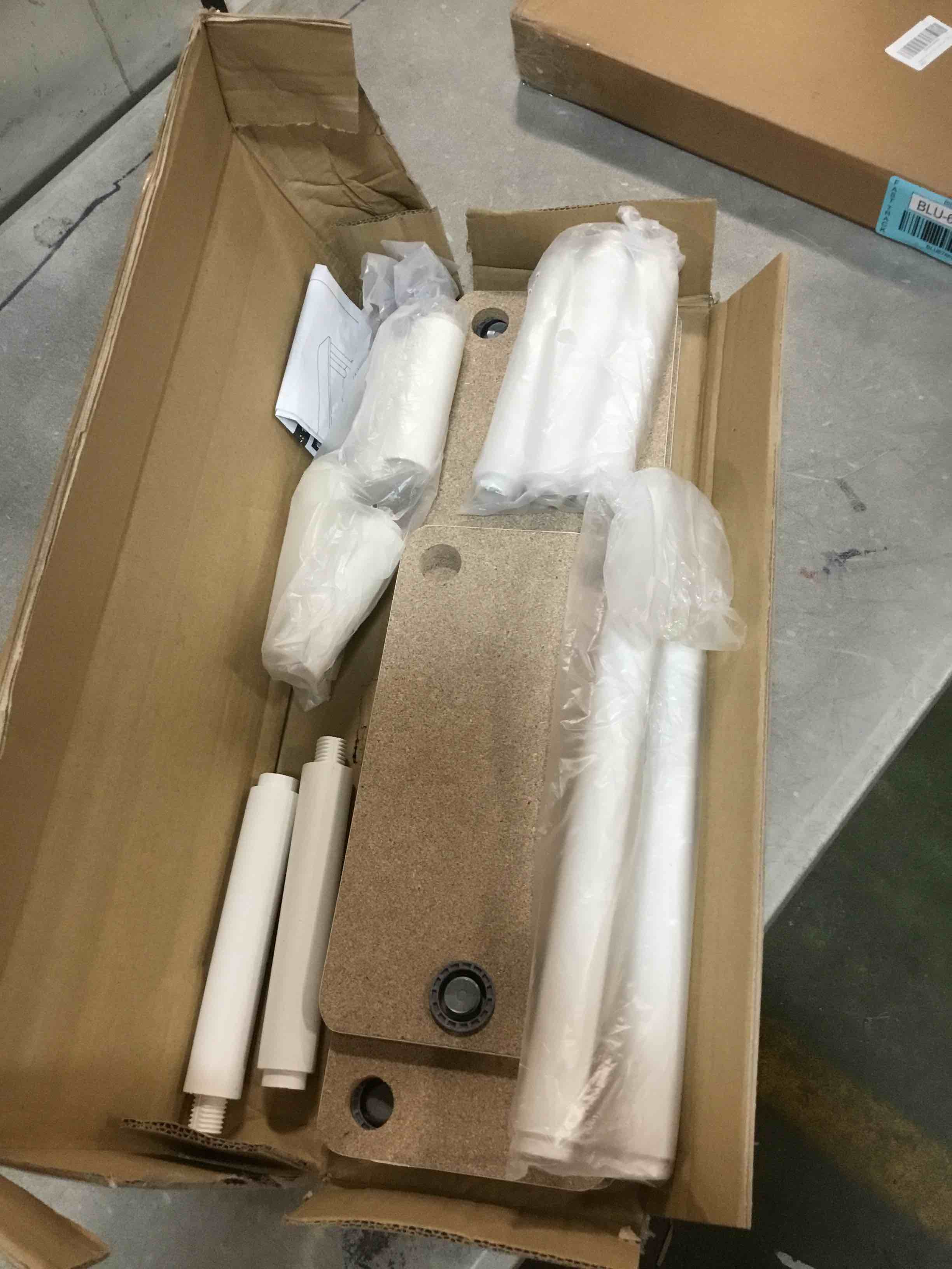 https://s3.amazonaws.com/lotting-images-prod/bidfta/BLU6786924_1721702897922.jpeg