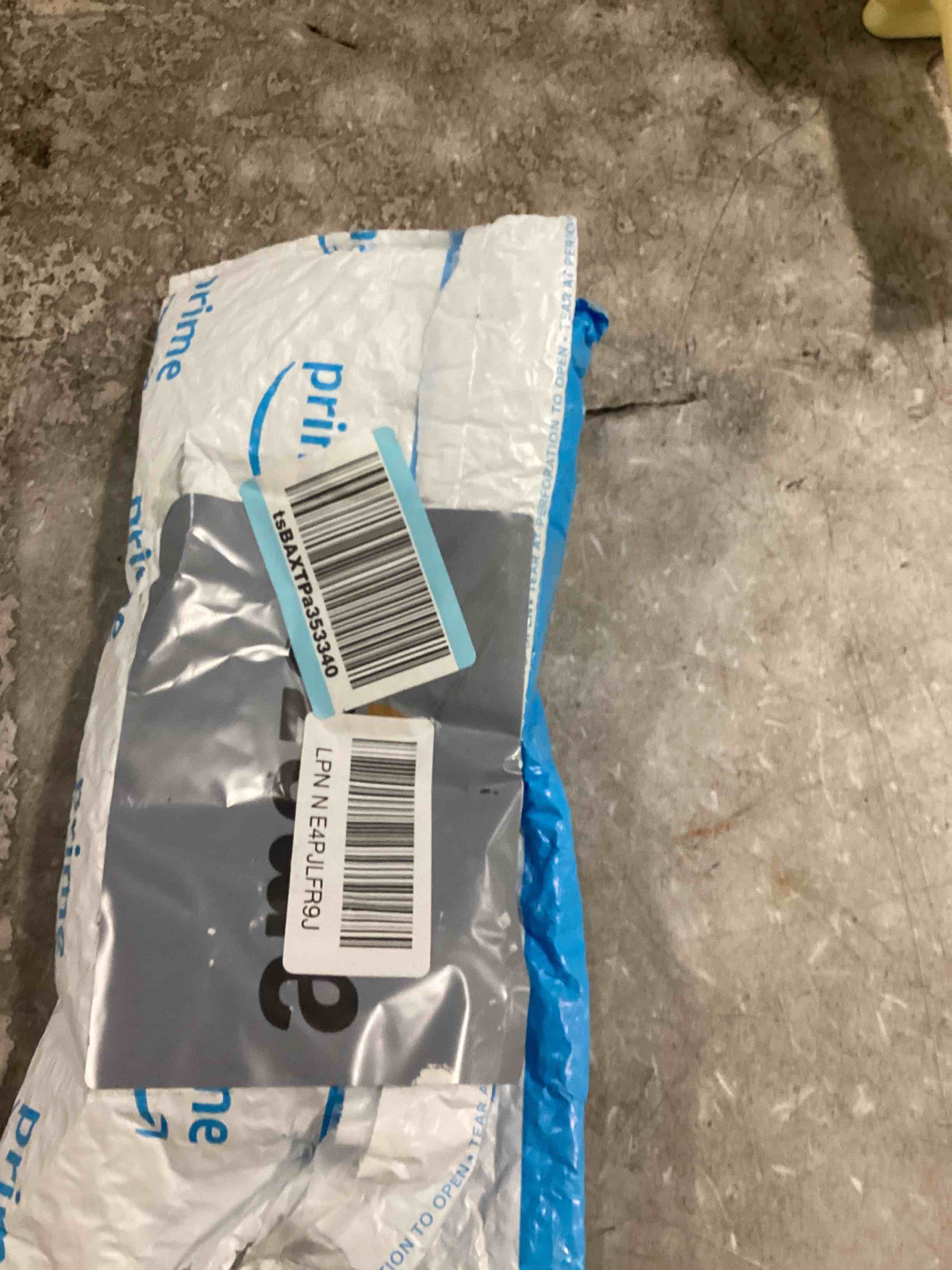 https://s3.amazonaws.com/lotting-images-prod/bidfta/BLU6787811_1721436206914.jpeg
