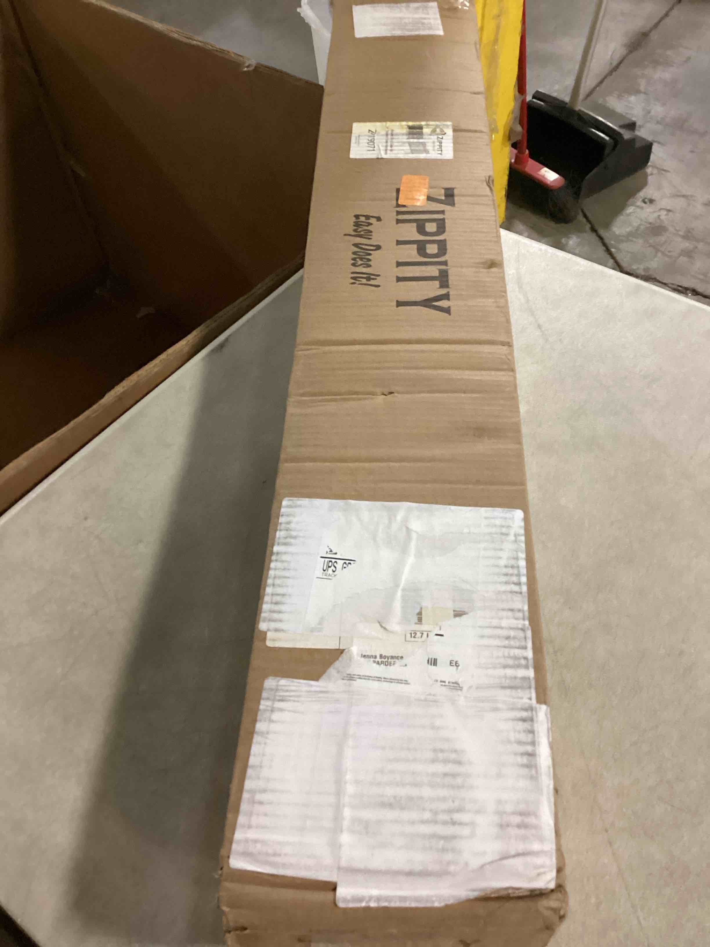 https://s3.amazonaws.com/lotting-images-prod/bidfta/BLU6801491_1733244315591.jpeg