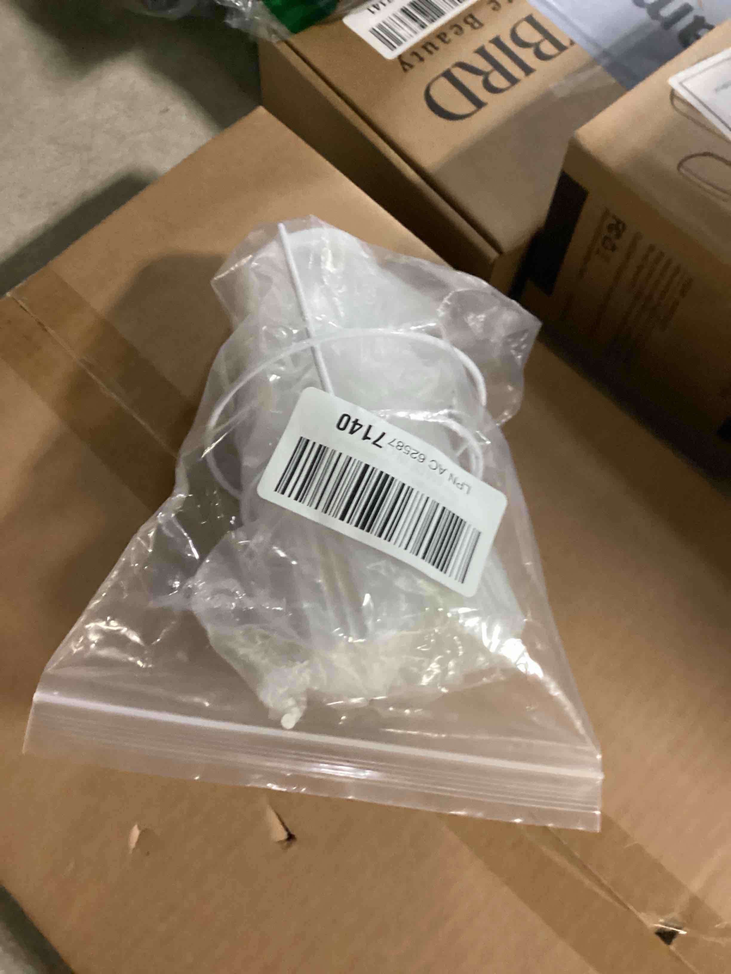 https://s3.amazonaws.com/lotting-images-prod/bidfta/BLU6801902_1733407729533.jpeg