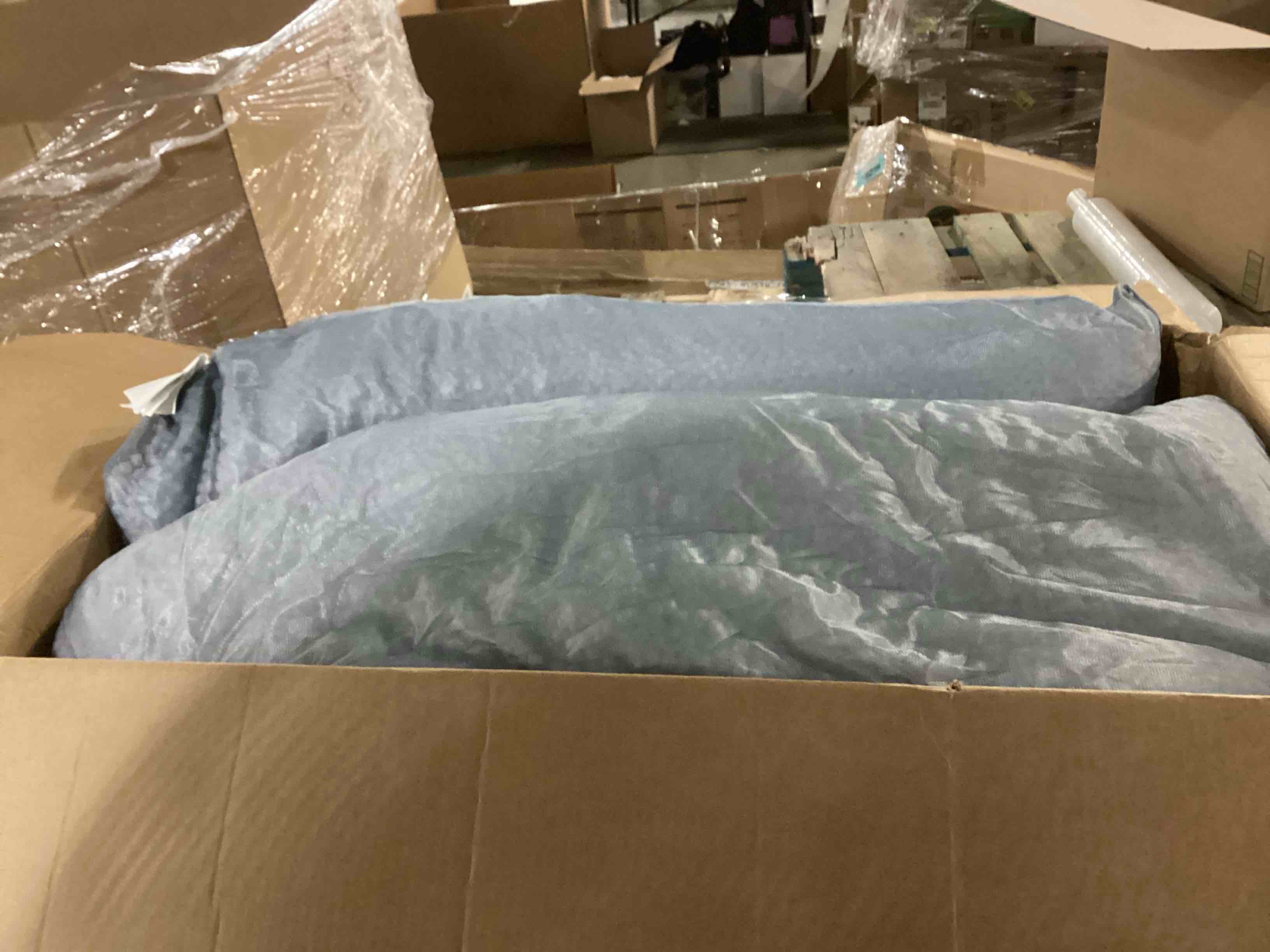 https://s3.amazonaws.com/lotting-images-prod/bidfta/BLU6805035_1732730709780.jpeg