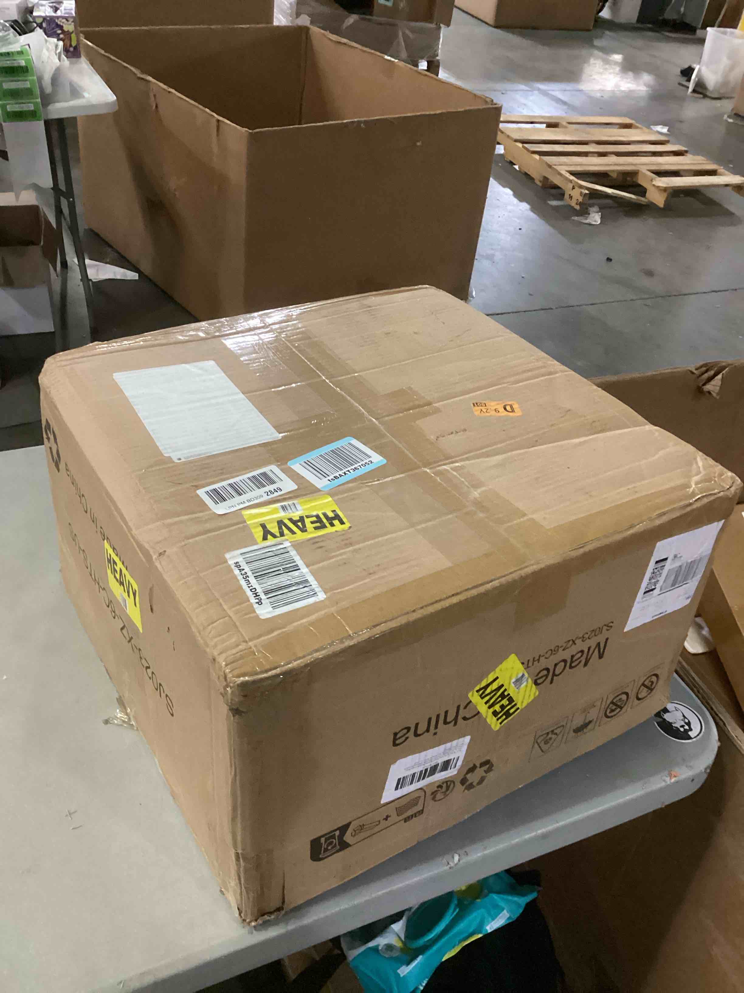 https://s3.amazonaws.com/lotting-images-prod/bidfta/BLU6809764_1732894964108.jpeg