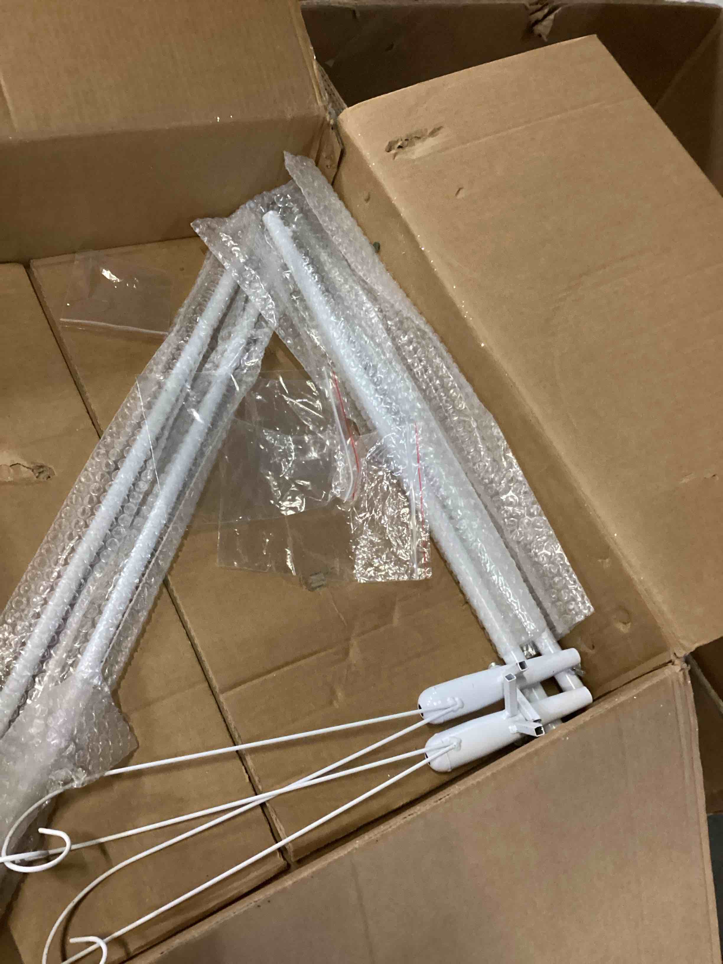 https://s3.amazonaws.com/lotting-images-prod/bidfta/BLU6810046_1733320232590.jpeg