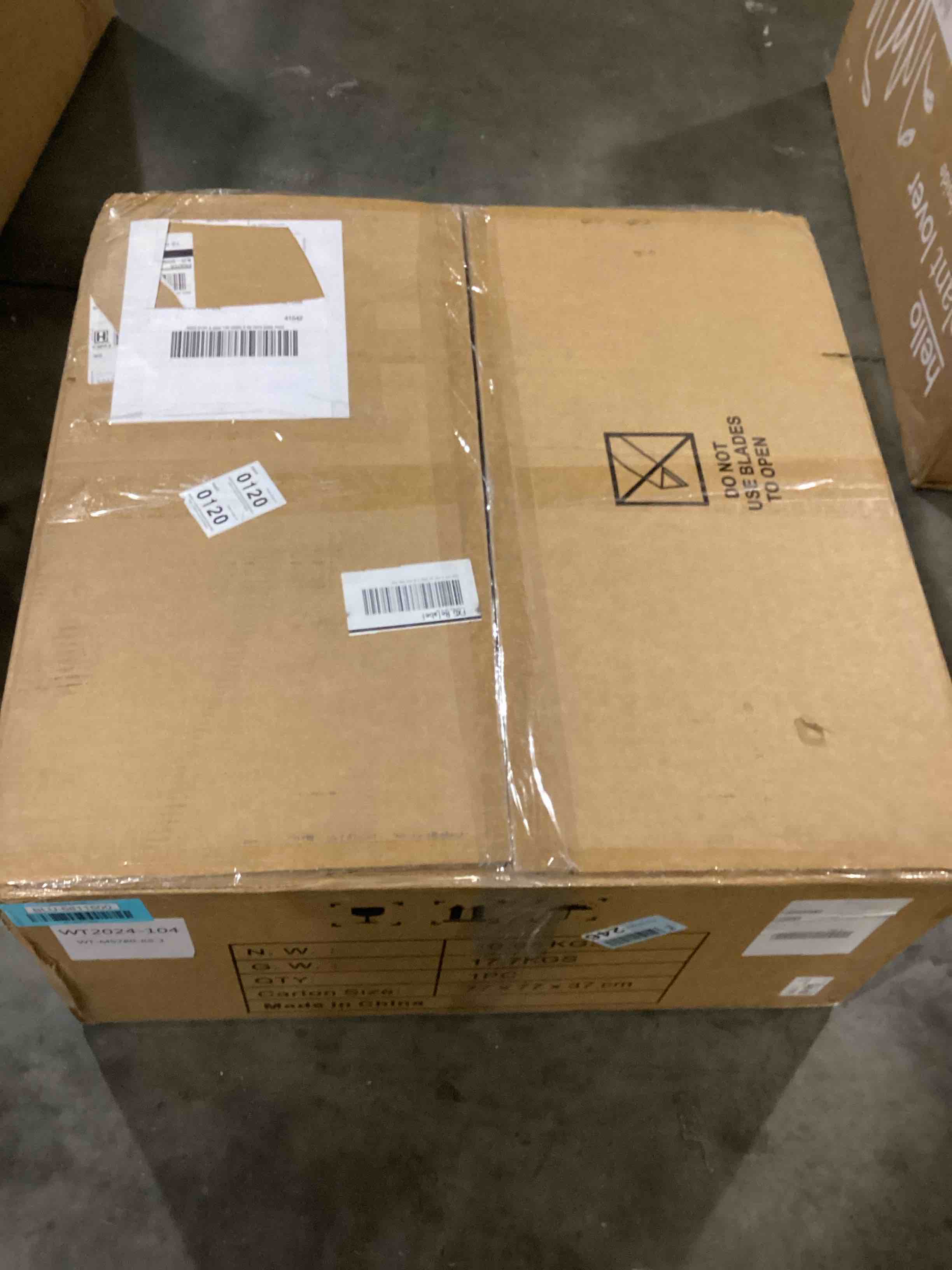 https://s3.amazonaws.com/lotting-images-prod/bidfta/BLU6811500_1734466285596.jpeg