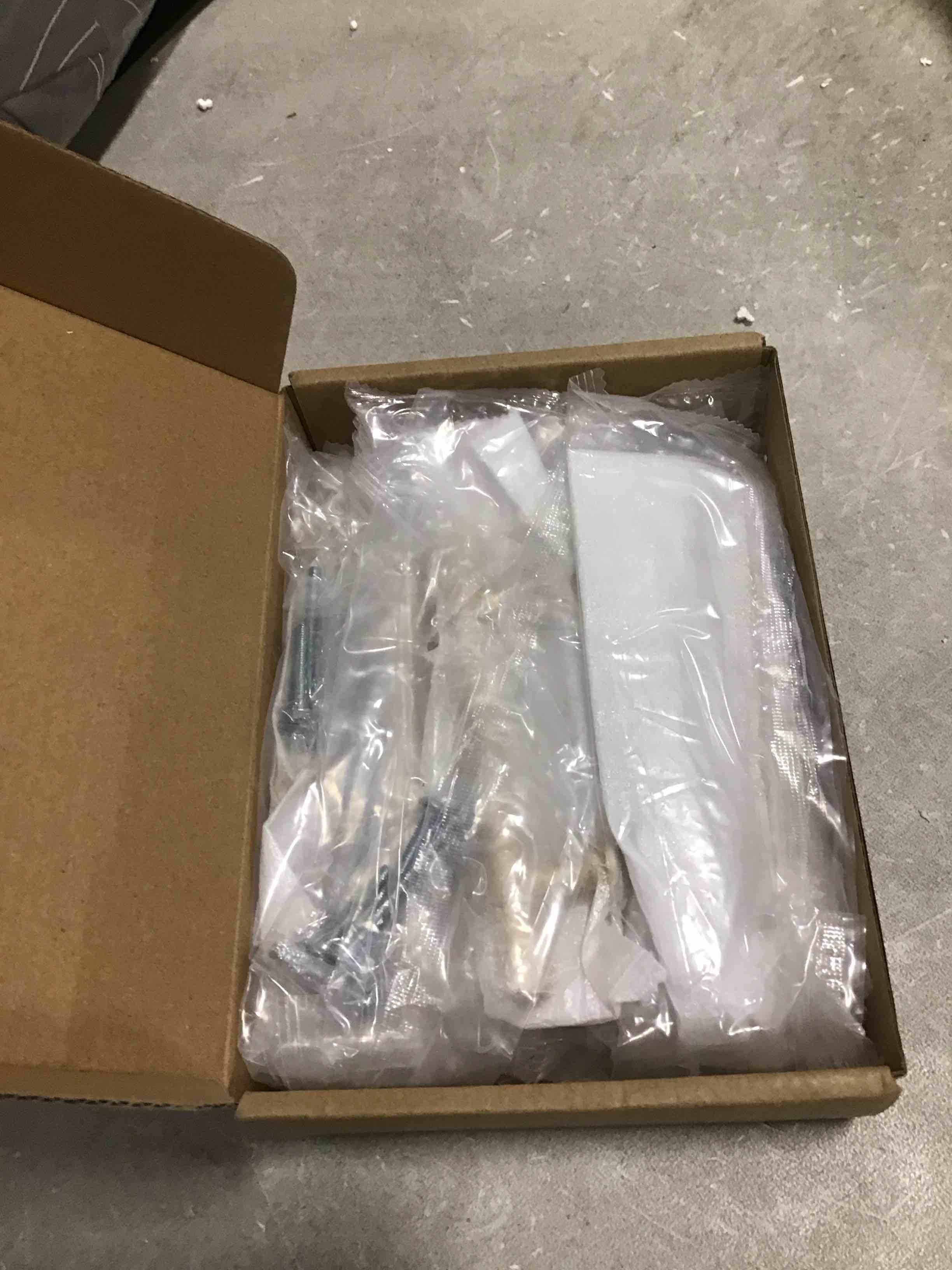 https://s3.amazonaws.com/lotting-images-prod/bidfta/BLU6813435_1720703695528.jpeg