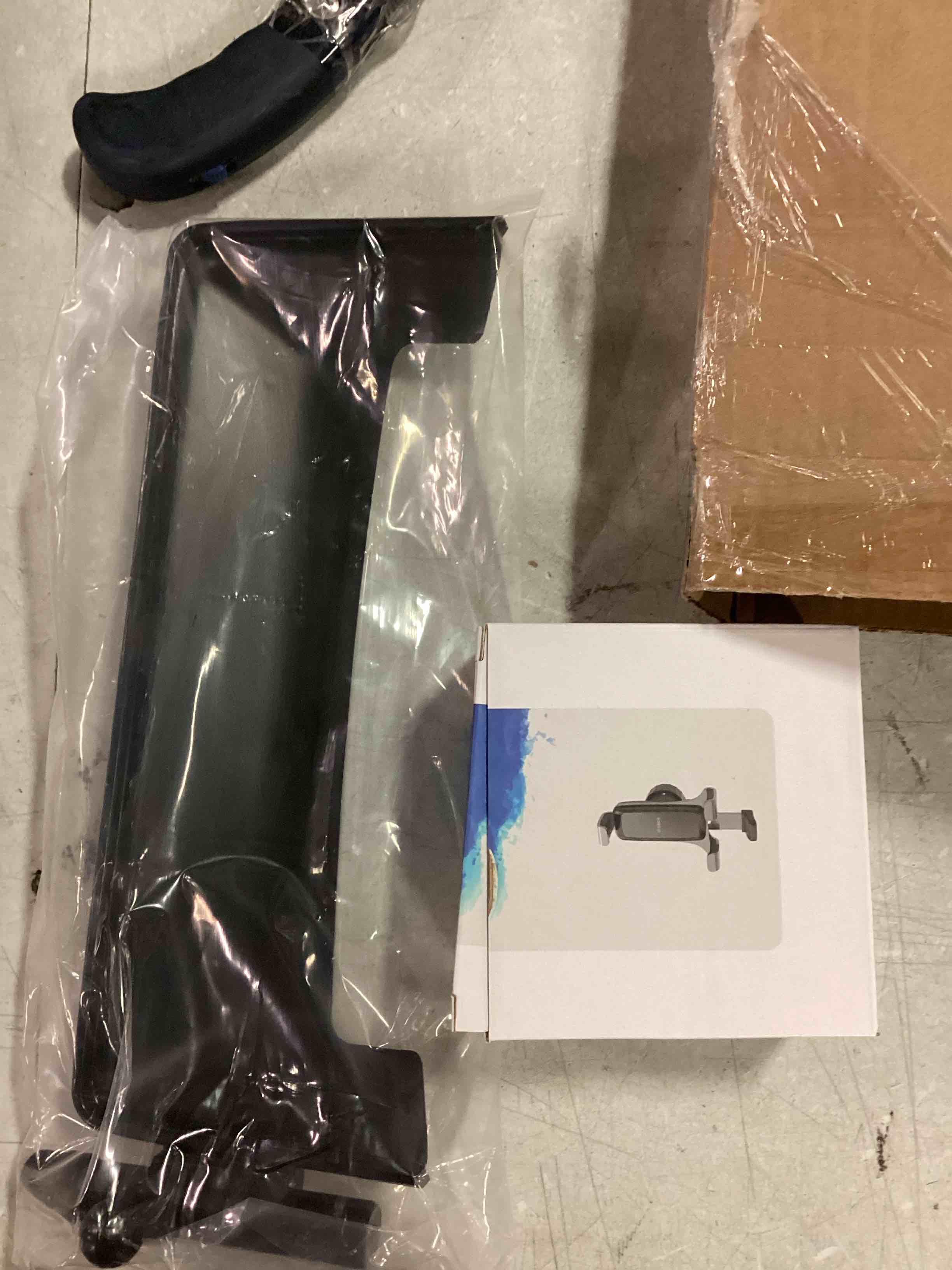 https://s3.amazonaws.com/lotting-images-prod/bidfta/BLU6815170_1720586061803.jpeg