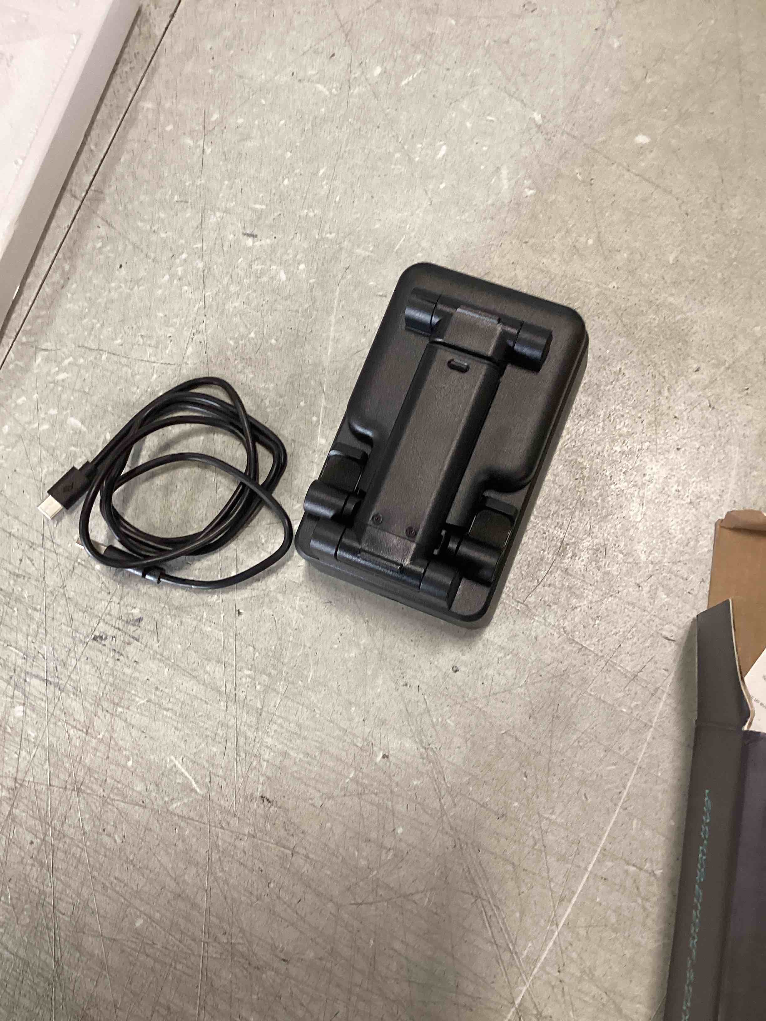https://s3.amazonaws.com/lotting-images-prod/bidfta/BLU6821028_1720183515486.jpeg